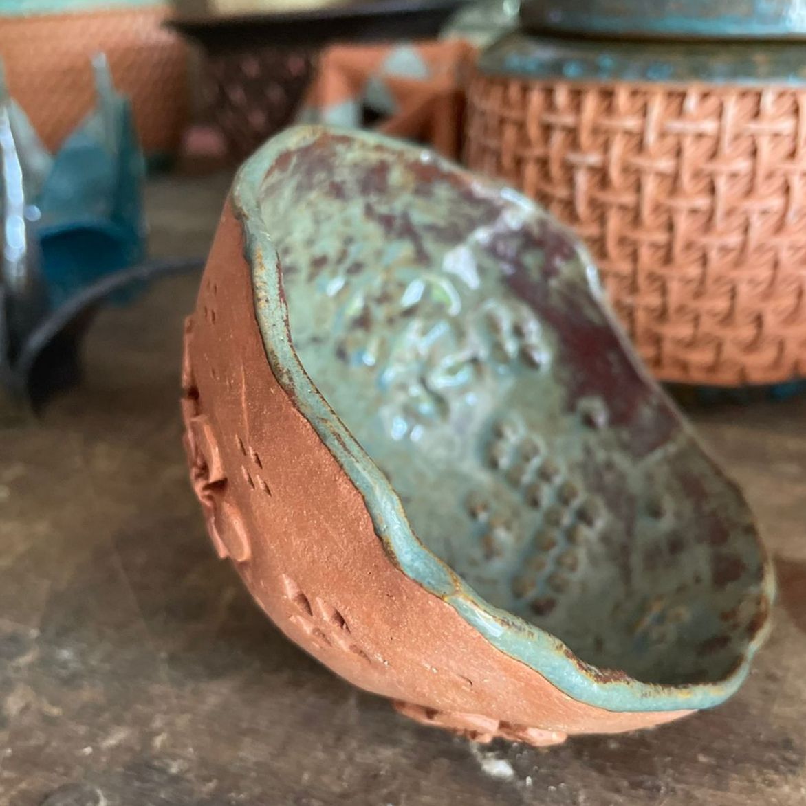 Tasses vert foncé sur terre rouge - motifs de fleurs