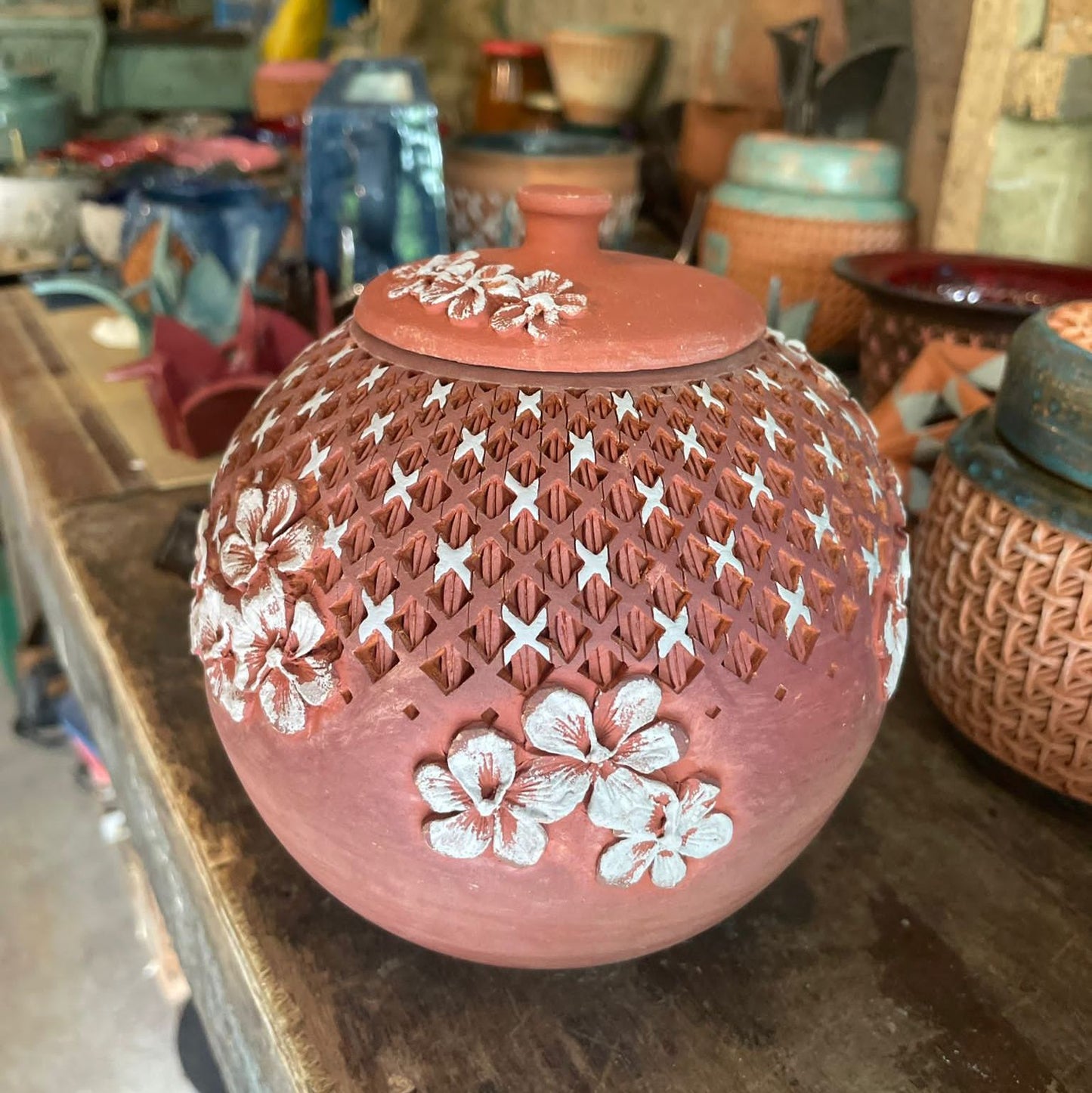 Boite à thé engobe rouge de fer sur terre rouge - motifs fleurs & patchwork