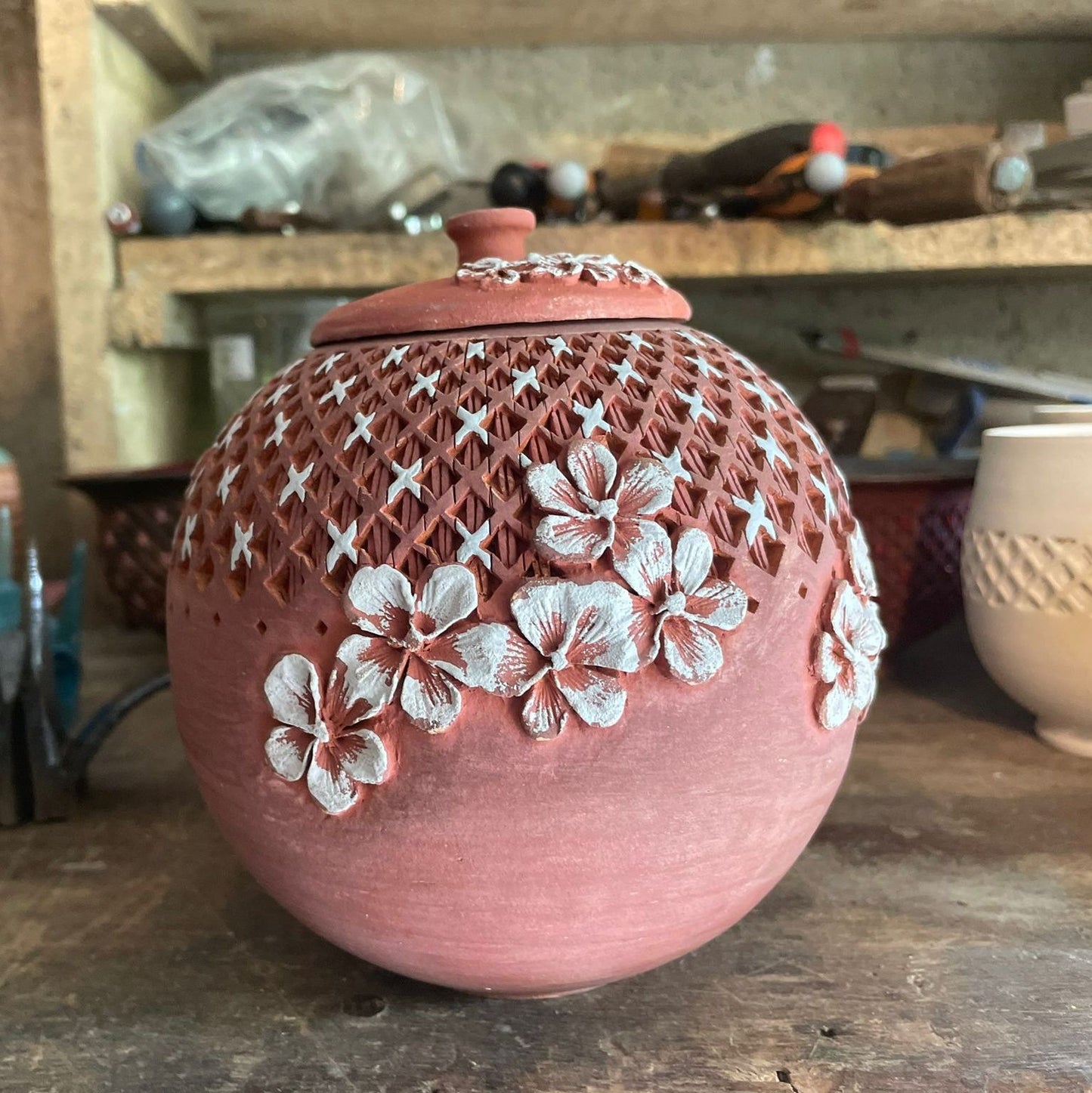 Boite à thé engobe rouge de fer sur terre rouge - motifs fleurs & patchwork