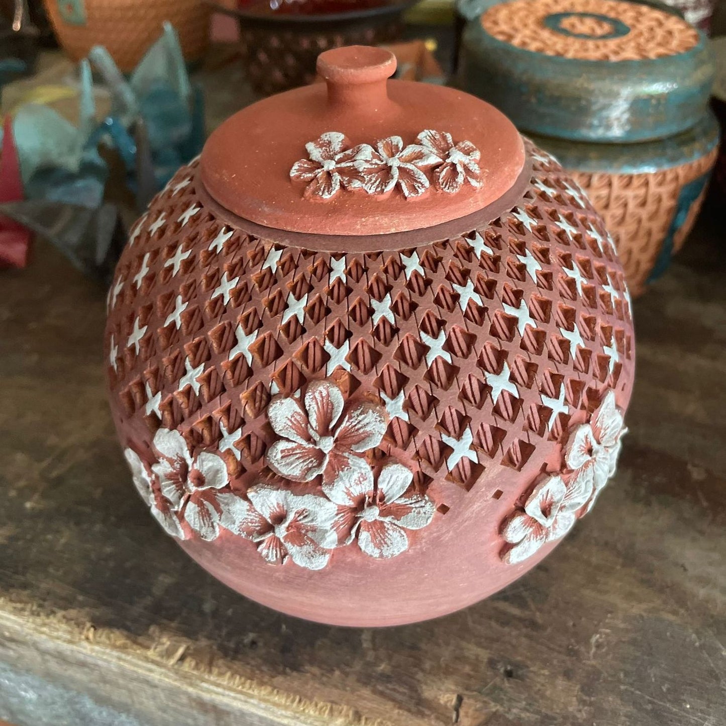 Boite à thé engobe rouge de fer sur terre rouge - motifs fleurs & patchwork