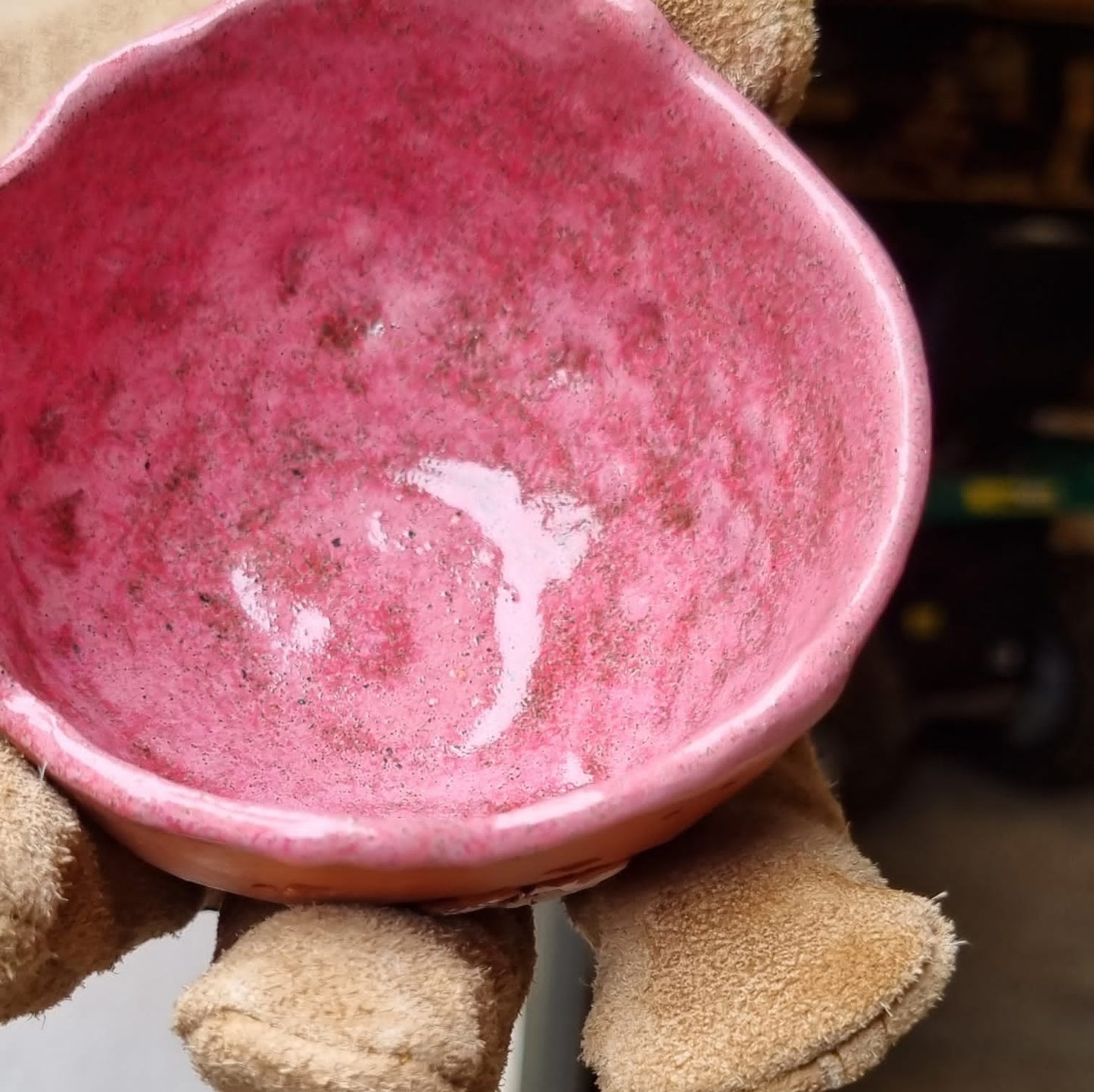 Tasses roses sur terre rouge - motifs de fleurs