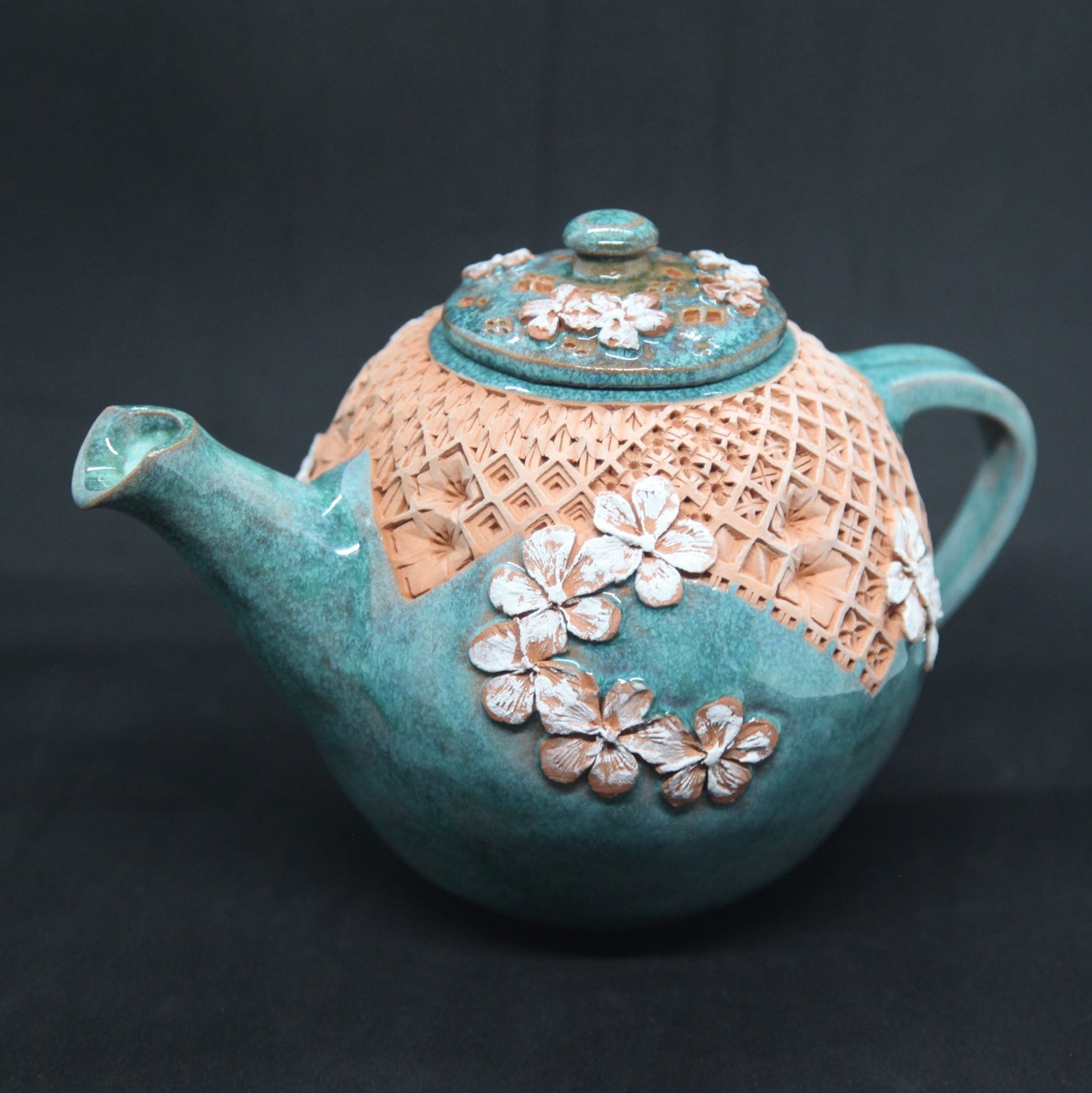 Théière vert turquoise sur terre rouge - motifs fleurs & patchwork