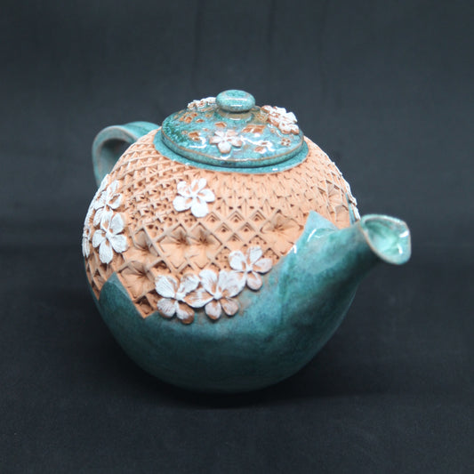 Théière vert turquoise sur terre rouge - motifs fleurs & patchwork