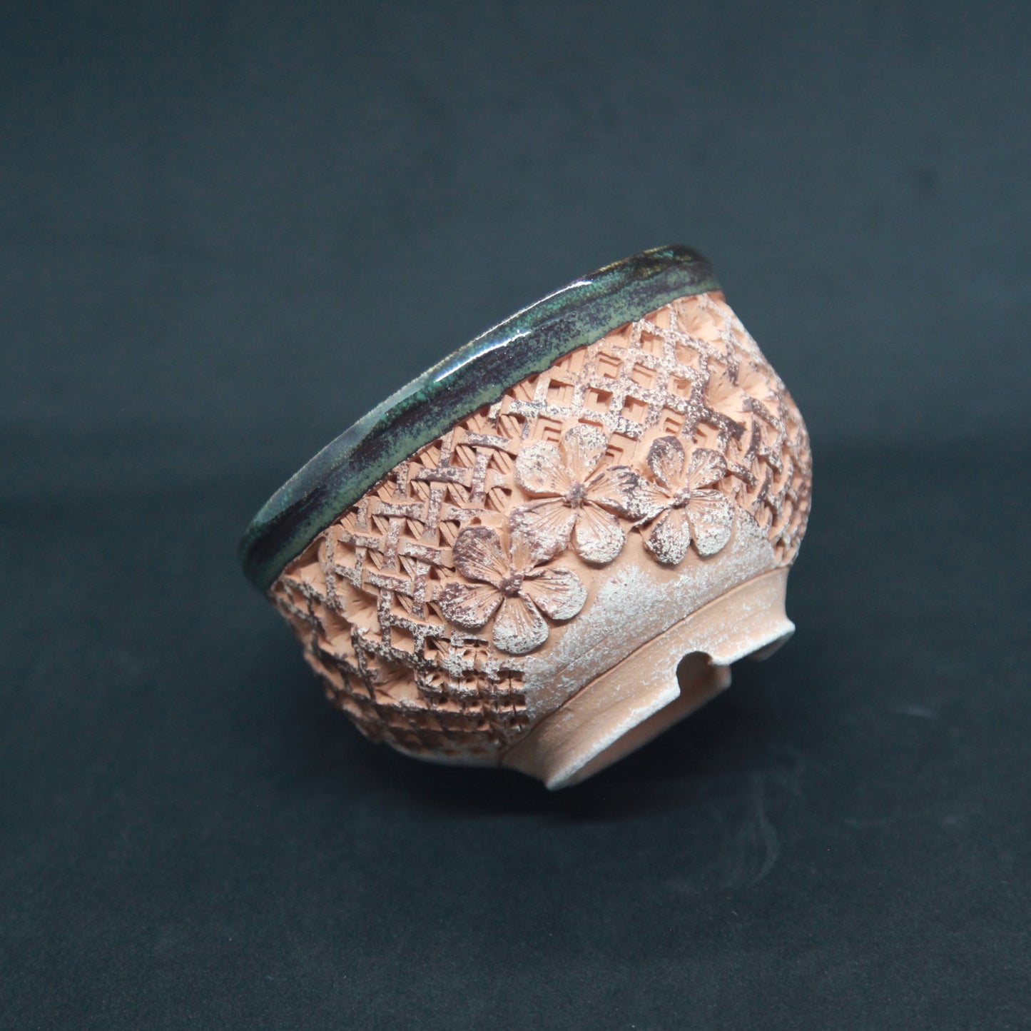 Bol vert foncé sur terre rouge - motif de fleurs & patchwork