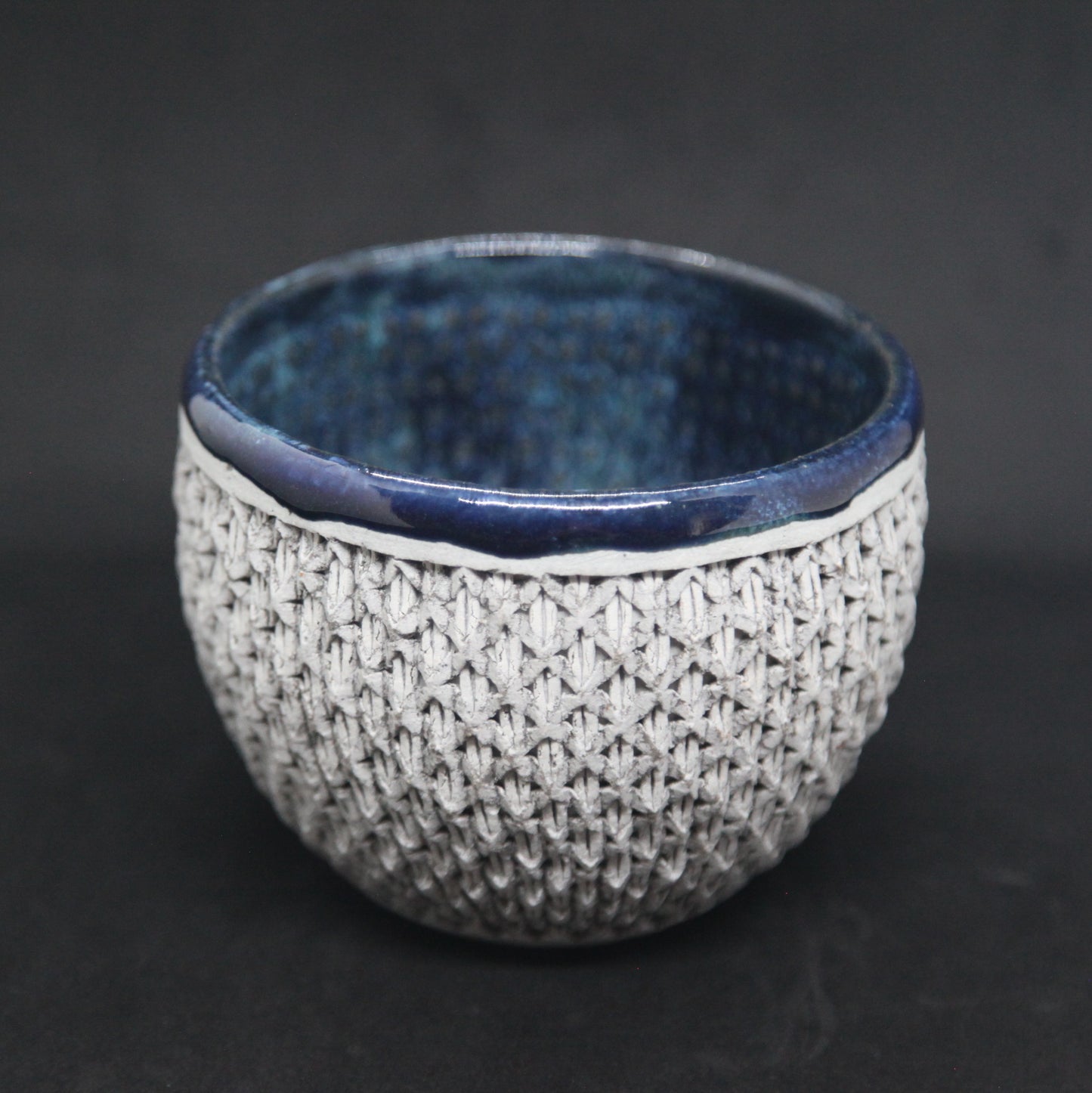 Bol bleu turquoise sur terre grise et blanche - motif tressage