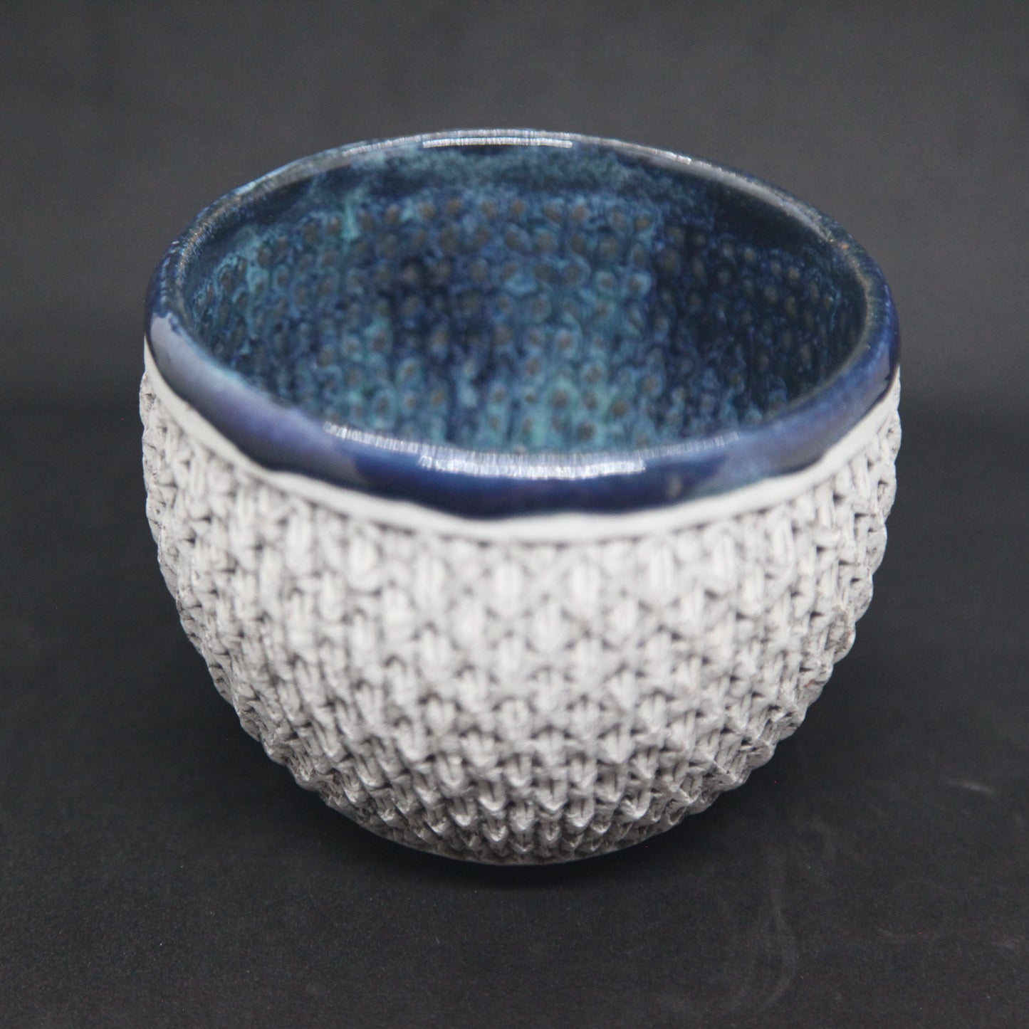 Bol bleu turquoise sur terre grise et blanche - motif tressage