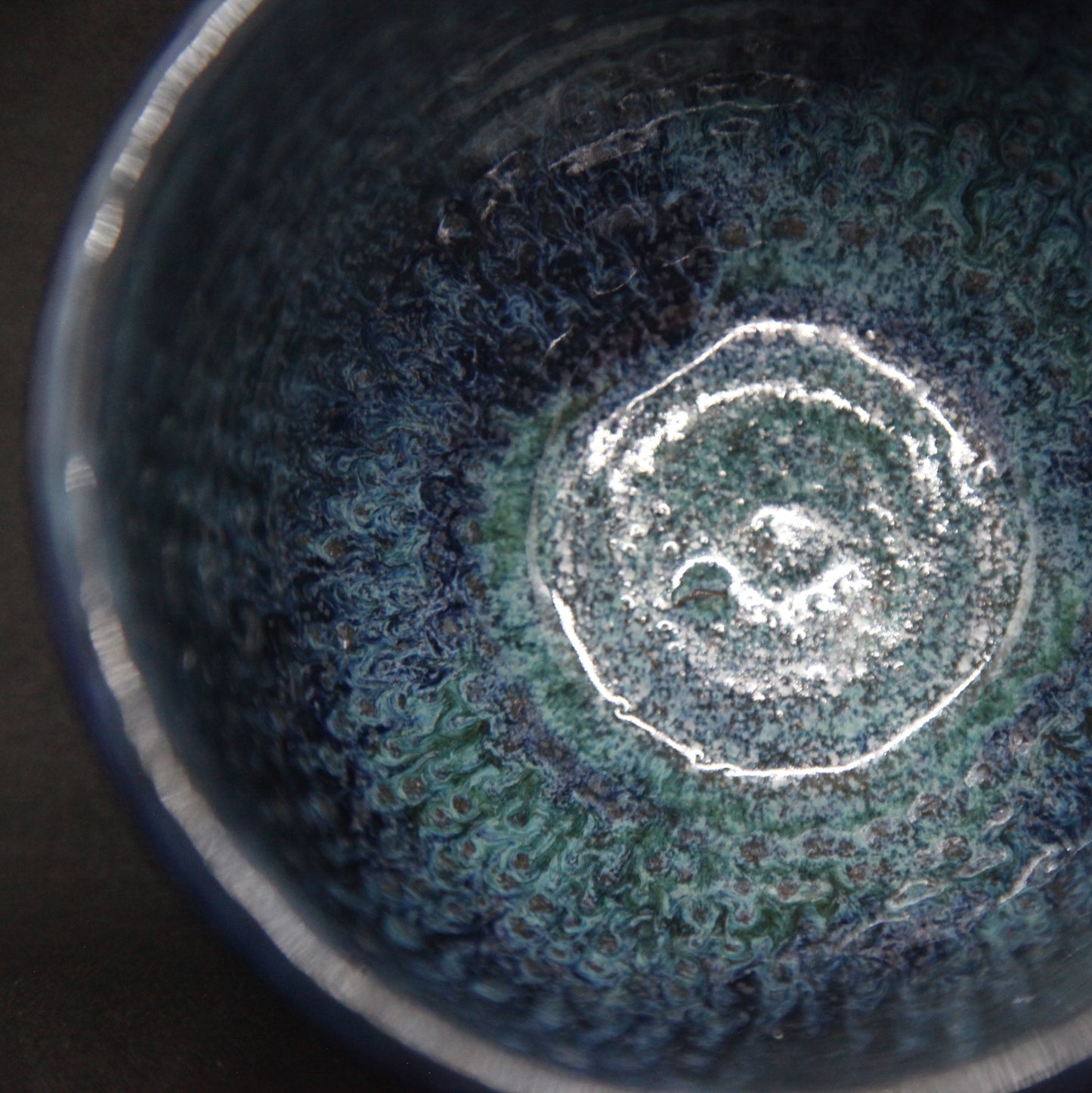 Bol bleu turquoise sur terre grise et blanche - motif tressage