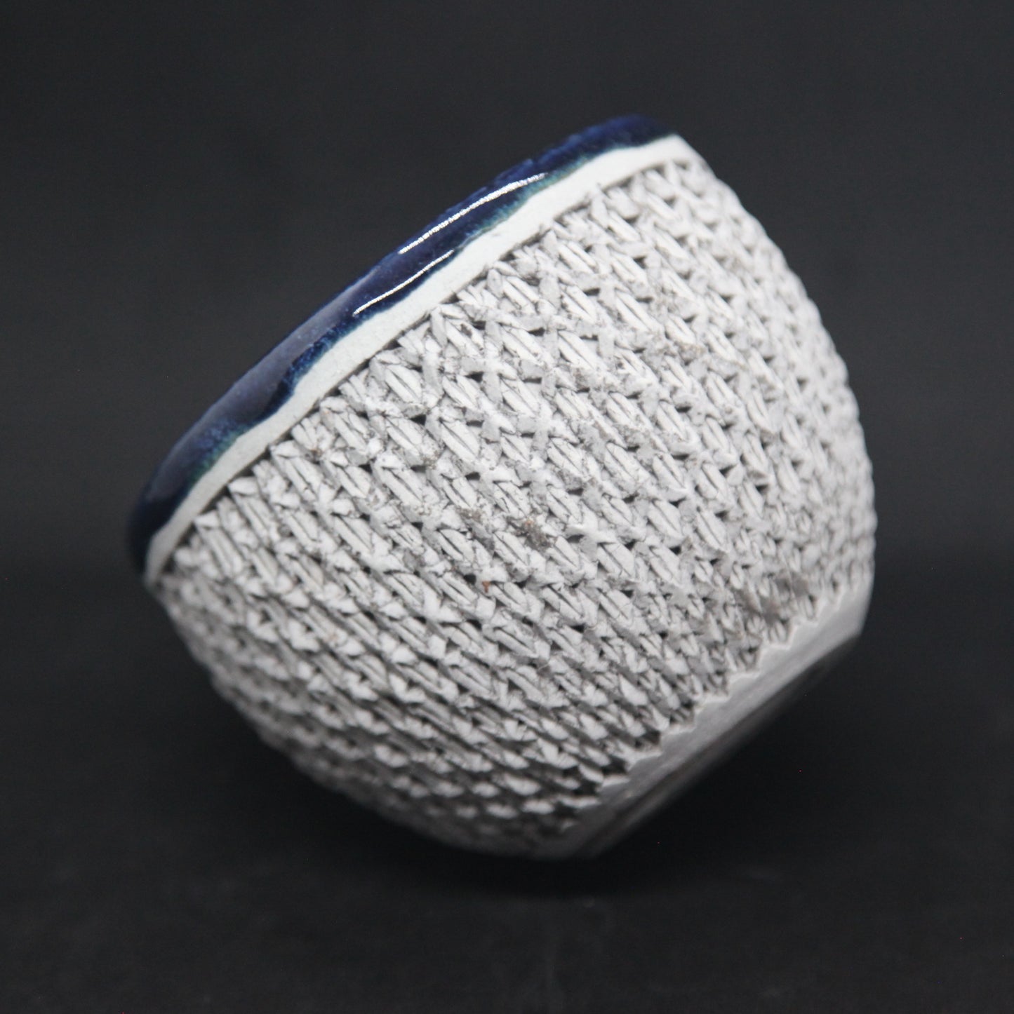 Bol bleu turquoise sur terre grise et blanche - motif tressage