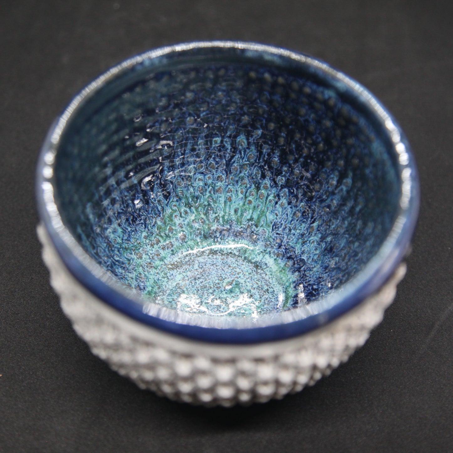 Bol bleu turquoise sur terre grise et blanche - motif tressage