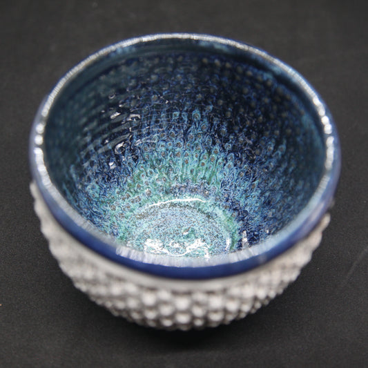 Bol bleu turquoise sur terre grise et blanche - motif tressage