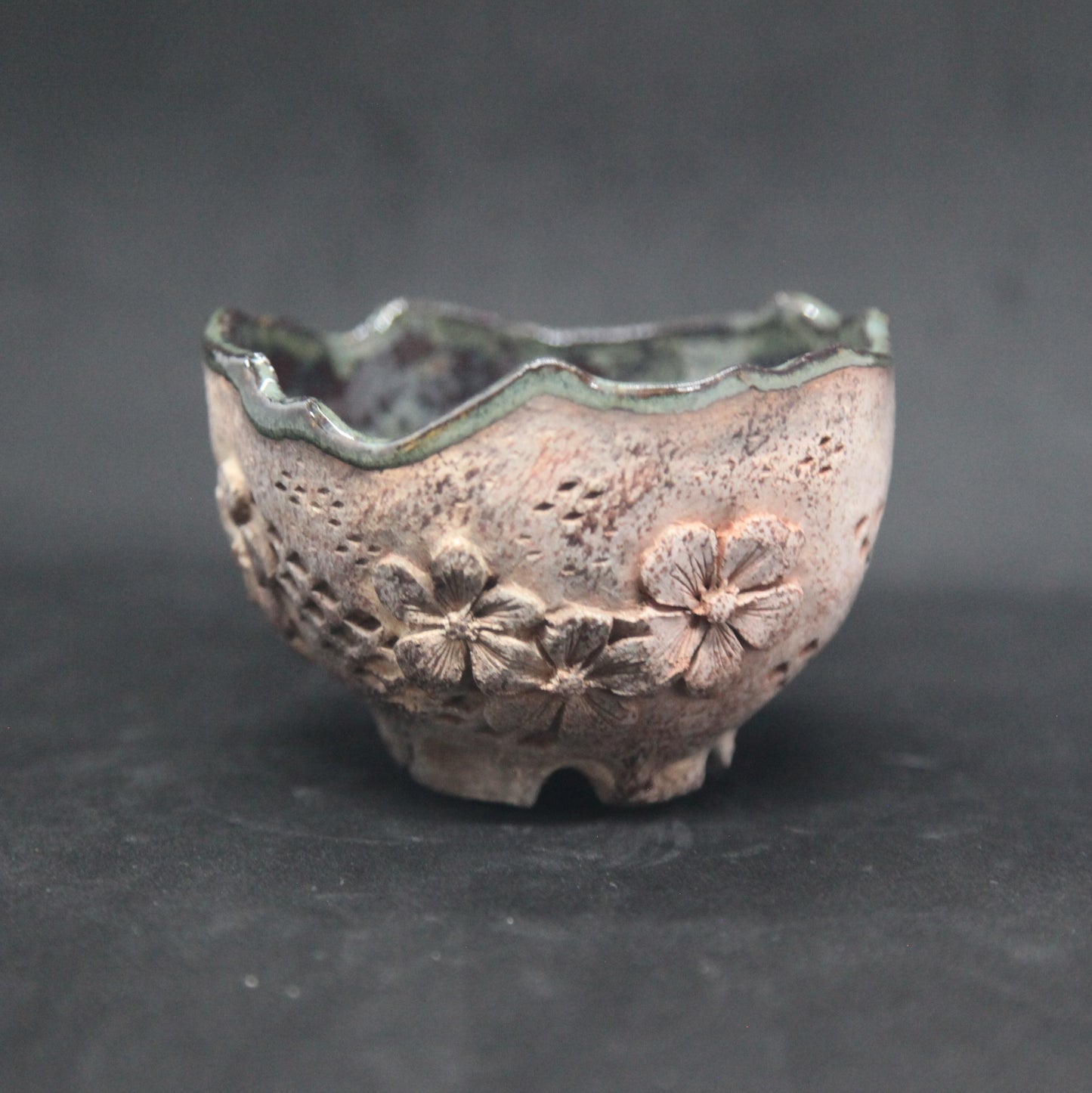 Tasses vertes sur terres mélangées - motifs de fleurs