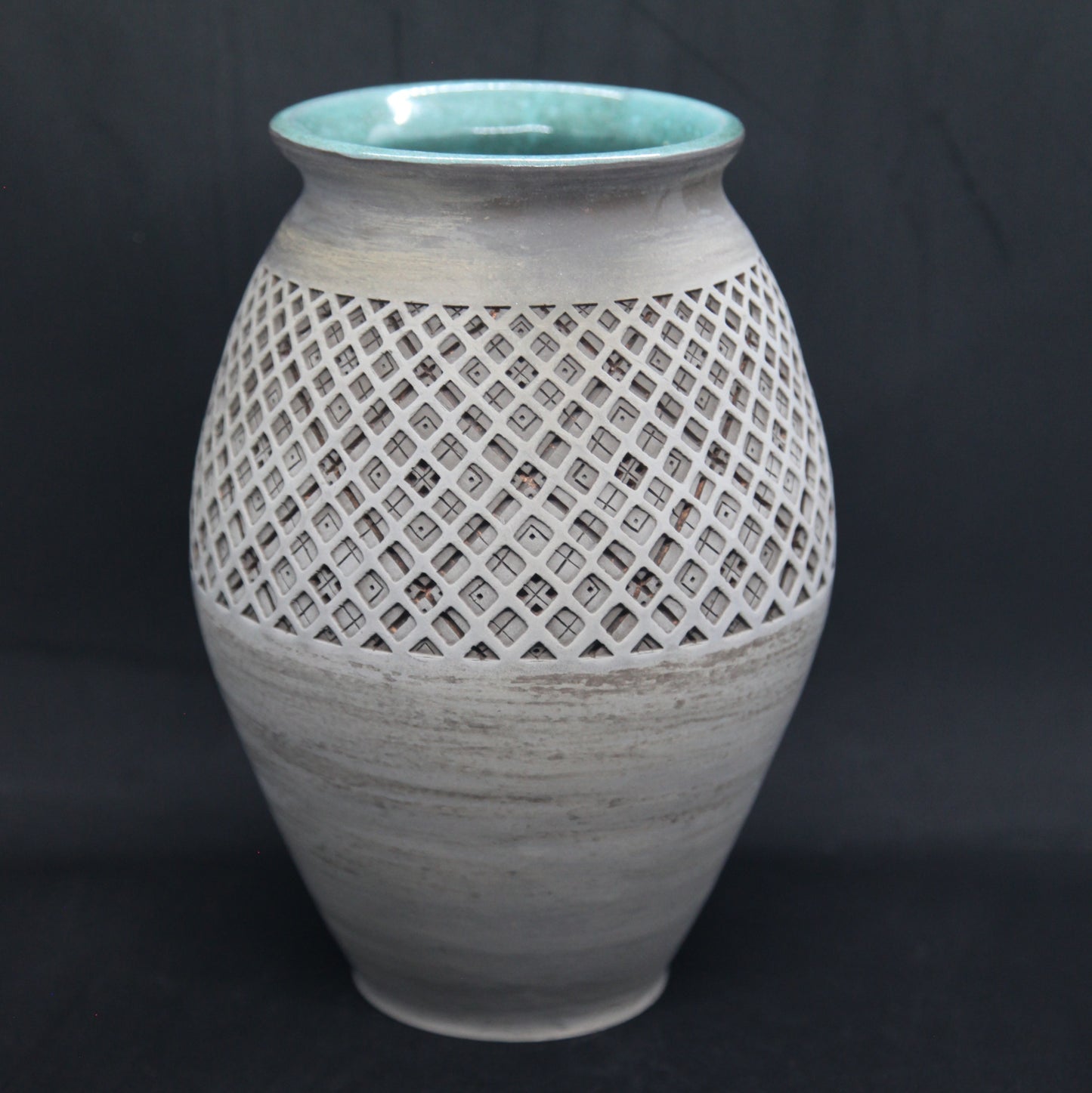 Vase vert turquoise sur terre noire - motif ecossais