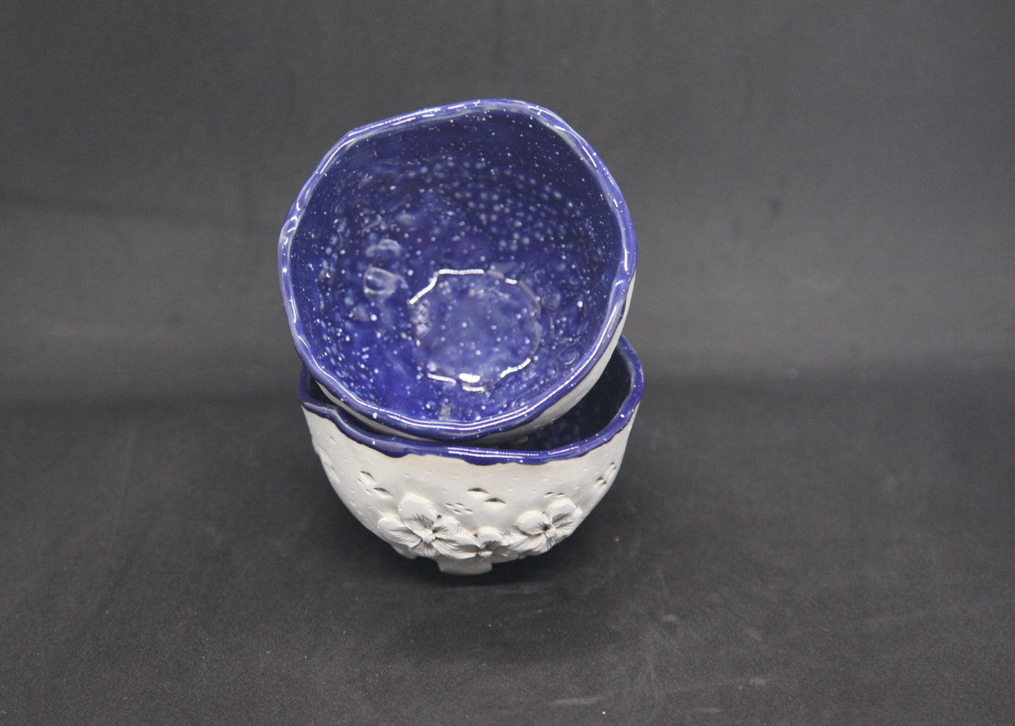 Tasses ciel bleu étoilé sur terre blanche - motifs de fleurs