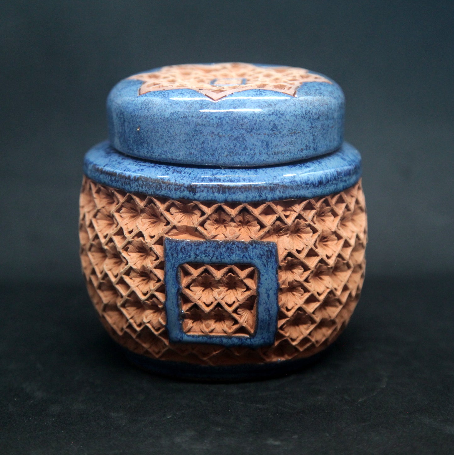 Deep blue tea box on red clay - braiding pattern