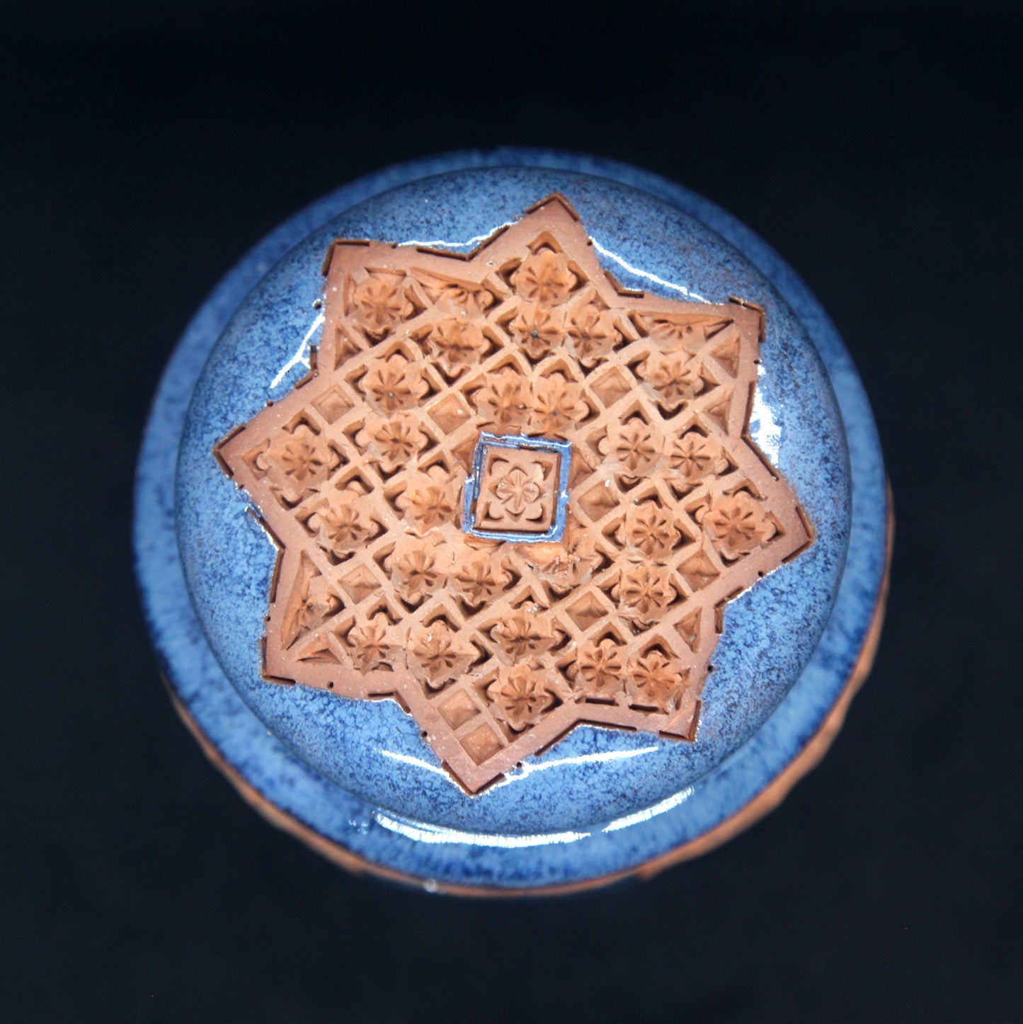 Deep blue tea box on red clay - braiding pattern