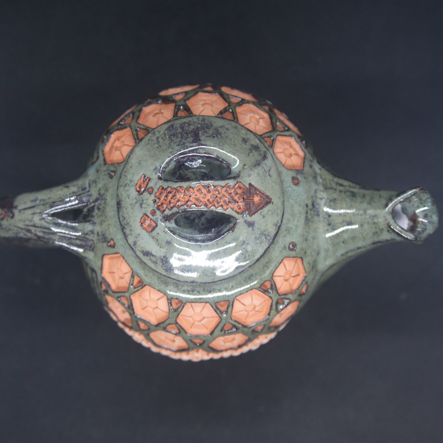 Théière vert forêt sur terre rouge - motifs hexagones