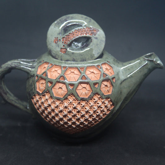 Théière vert forêt sur terre rouge - motifs hexagones