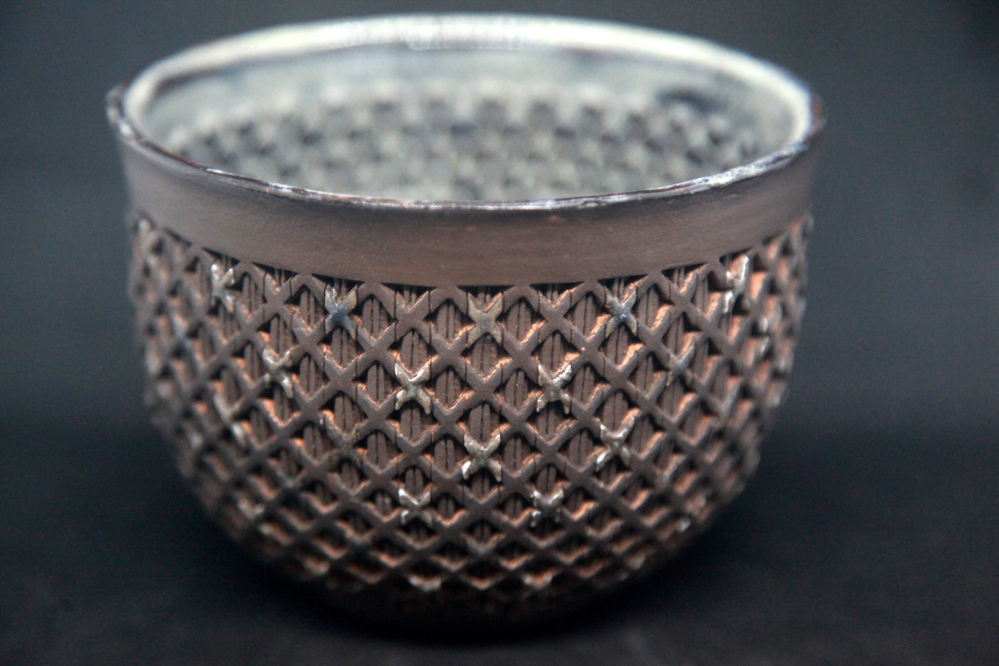 Bol vert écume sur terre noire - motif papillon