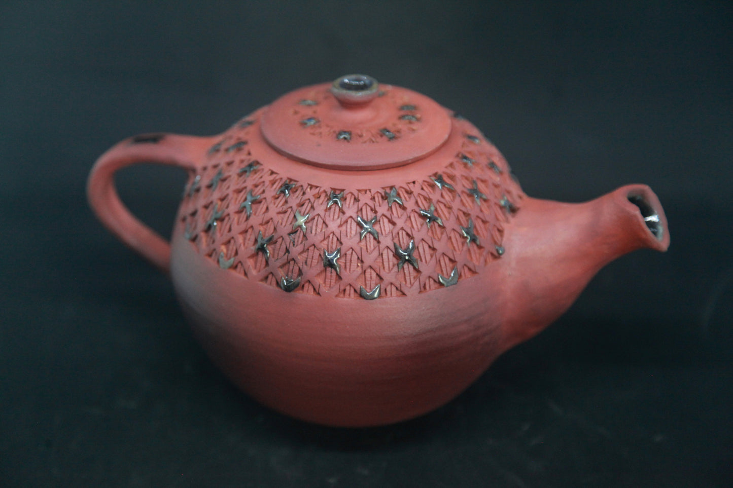 Théière engobe rouge de fer sur terre rouge - motifs papillons