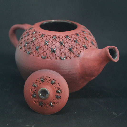 Théière engobe rouge de fer sur terre rouge - motifs papillons