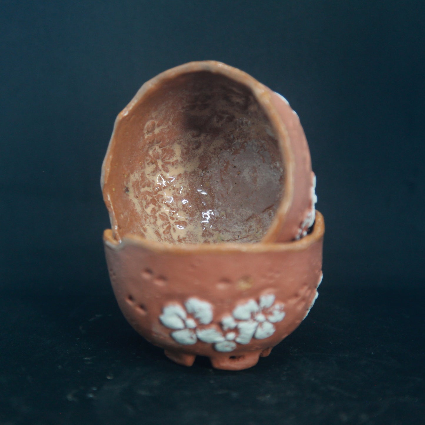 Tasses ocres sur terre rouge - motifs de fleurs