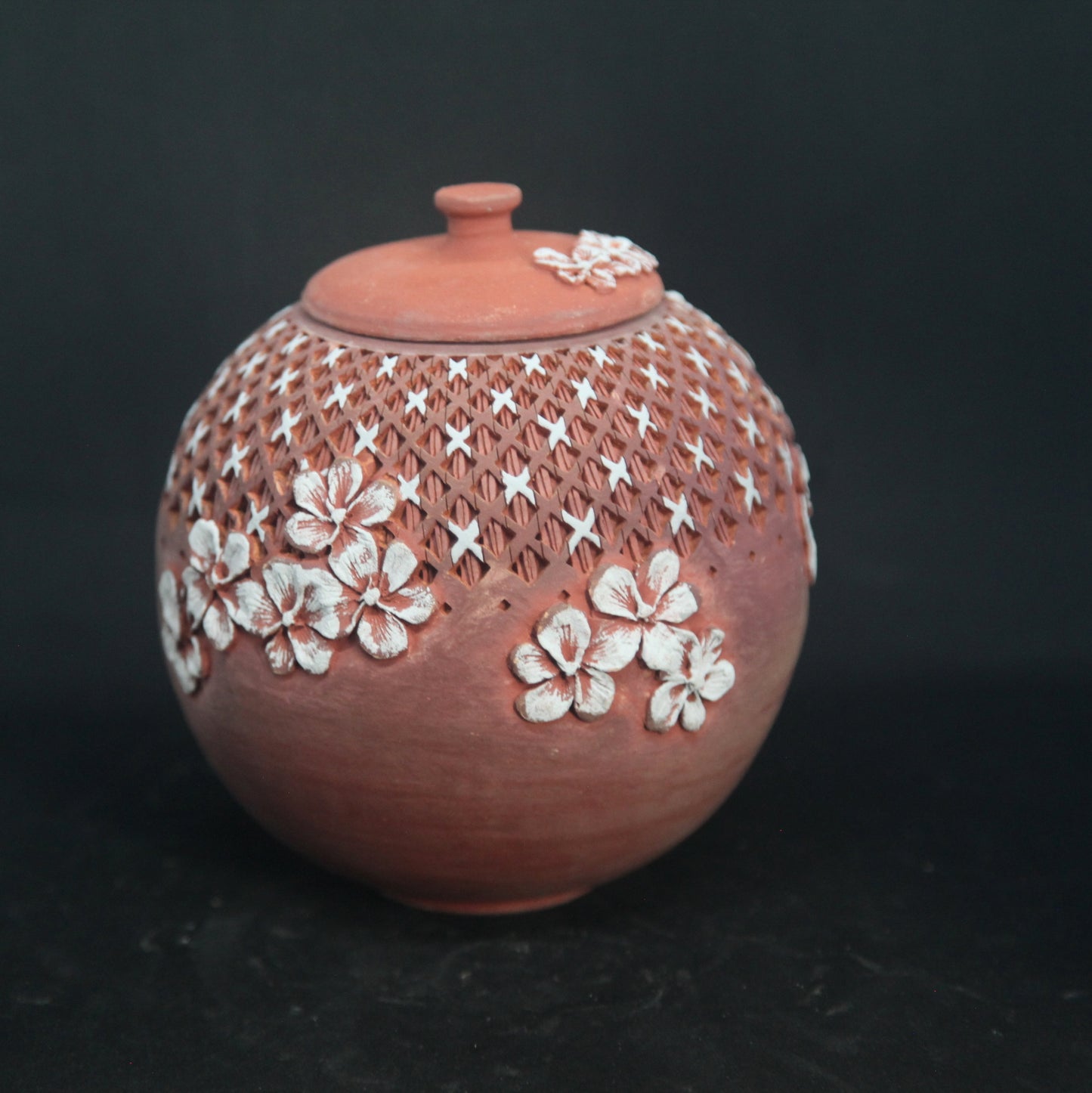 Boite à thé engobe rouge de fer sur terre rouge - motifs fleurs & patchwork