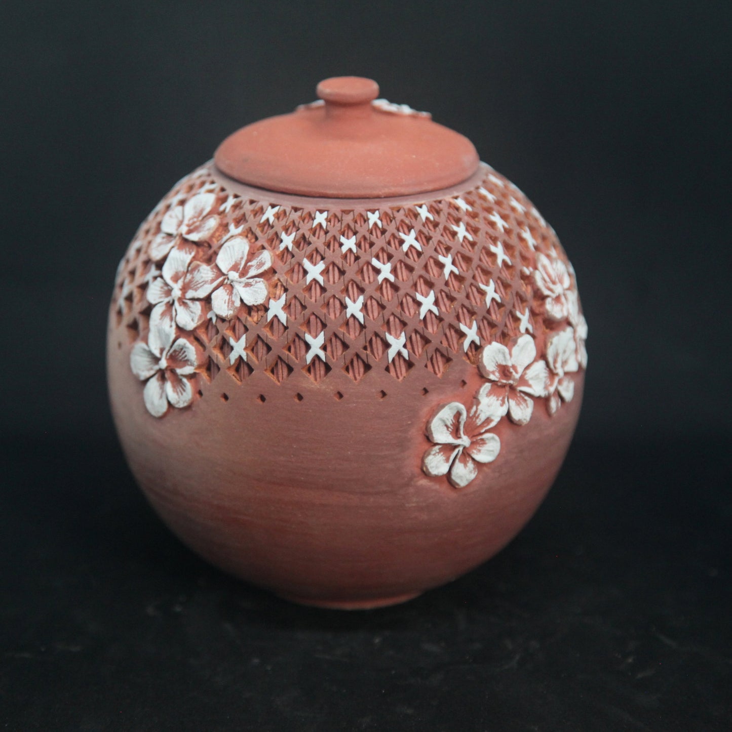 Boite à thé engobe rouge de fer sur terre rouge - motifs fleurs & patchwork