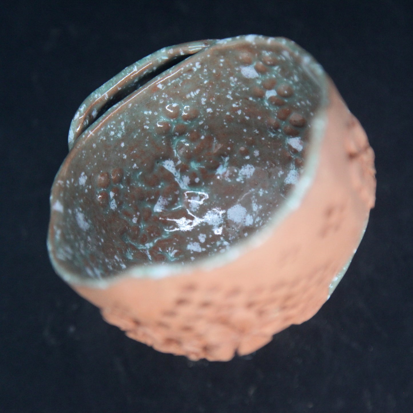 Tasses vert céladon sur terre rouge - motifs de fleurs