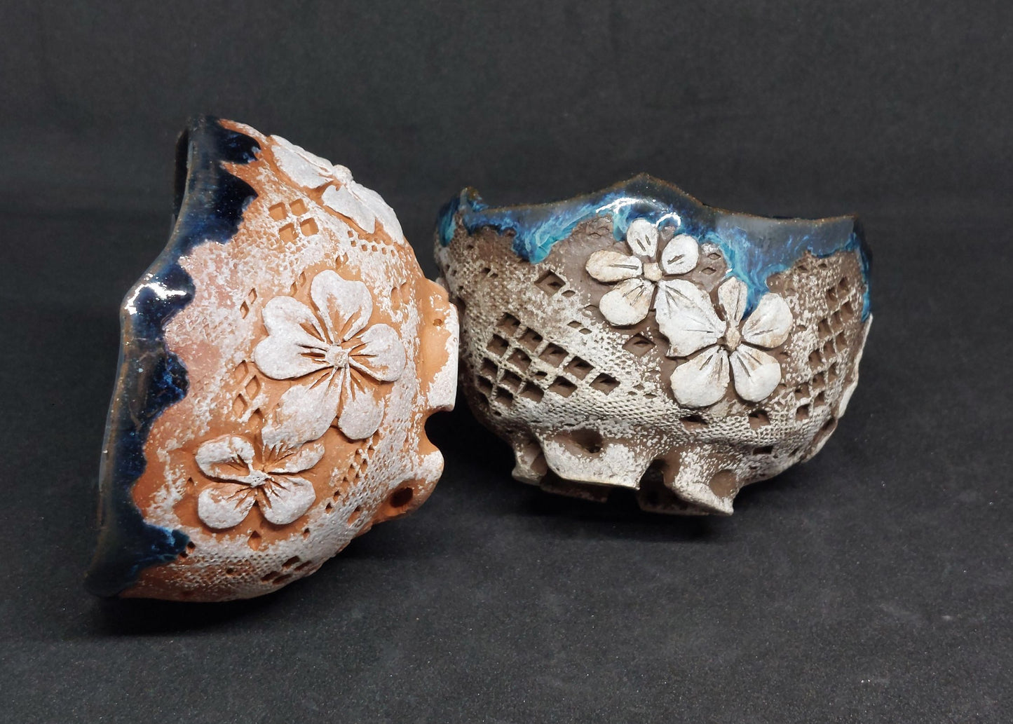 Tasses bleues sur terre noire et rouge - motifs de fleurs