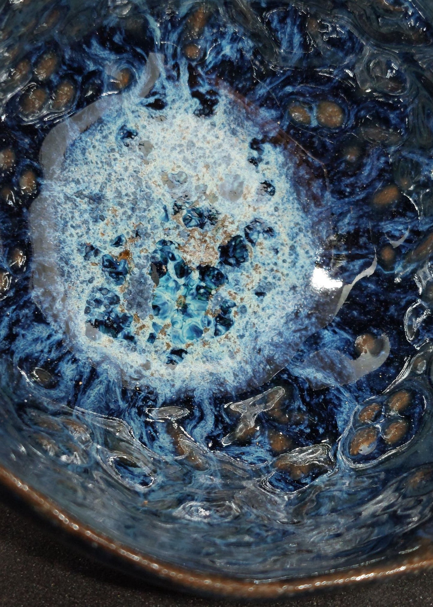 Tasses bleues sur terre noire et rouge - motifs de fleurs