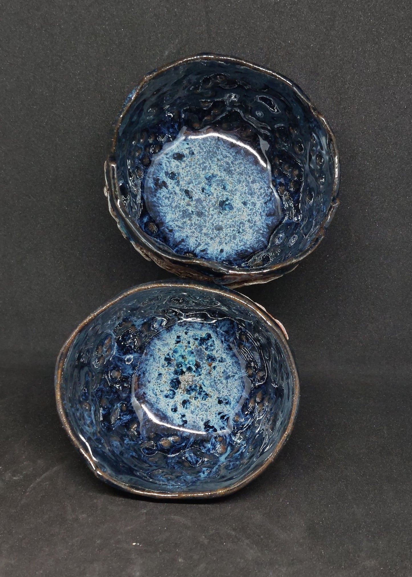 Tasses bleues sur terre noire et rouge - motifs de fleurs