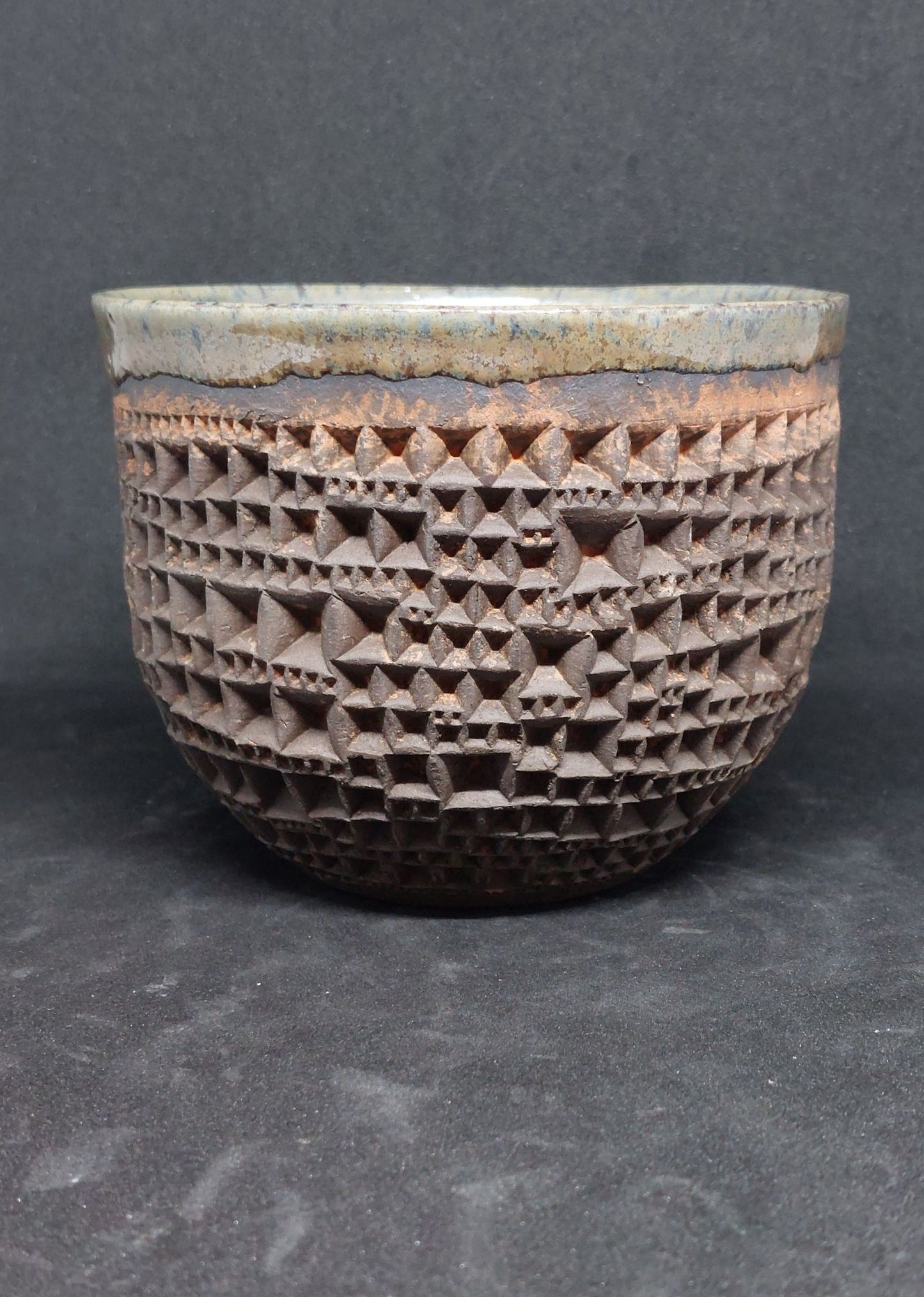 Black bowl on red and brown clay - Babel motif