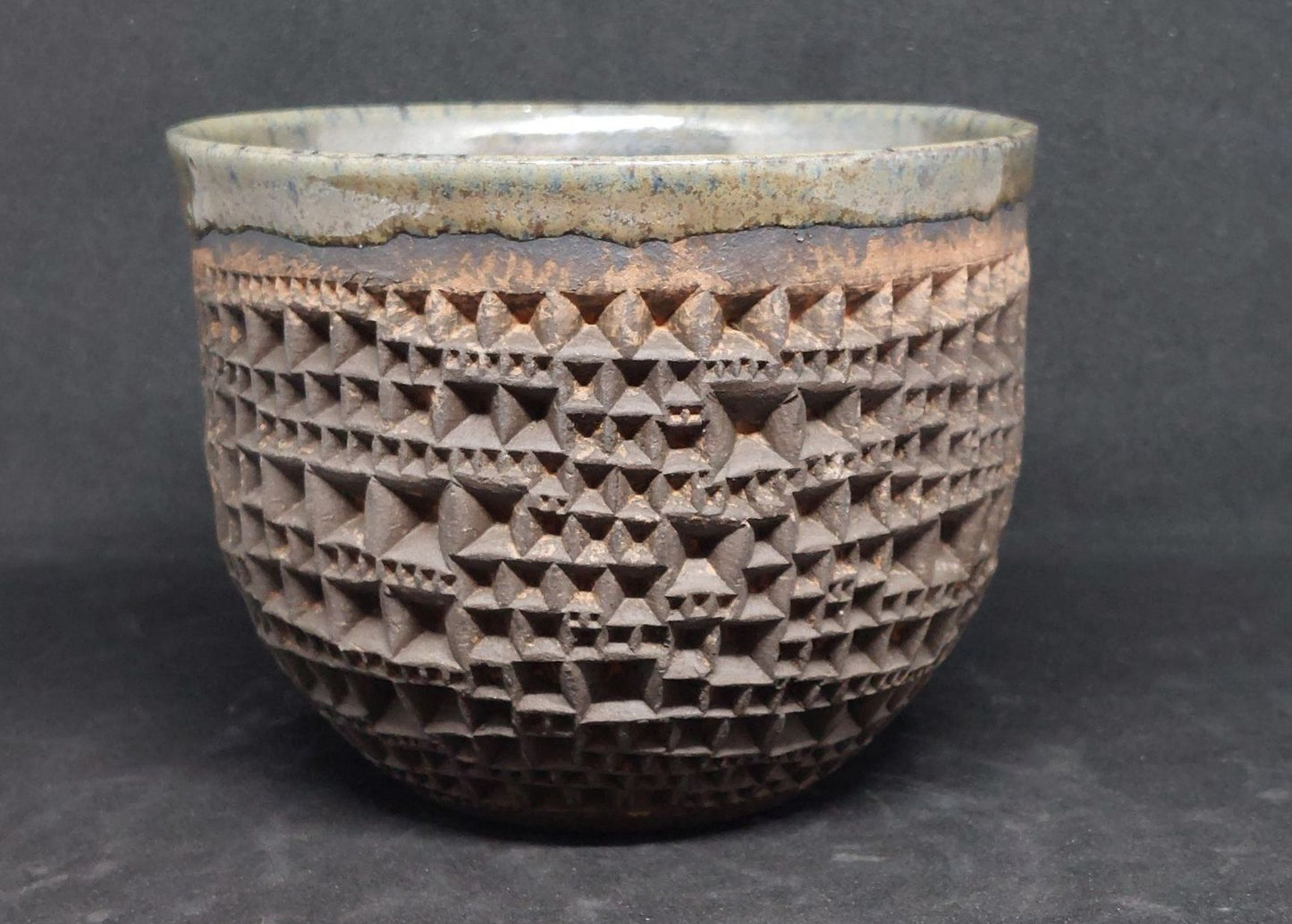 Black bowl on red and brown clay - Babel motif