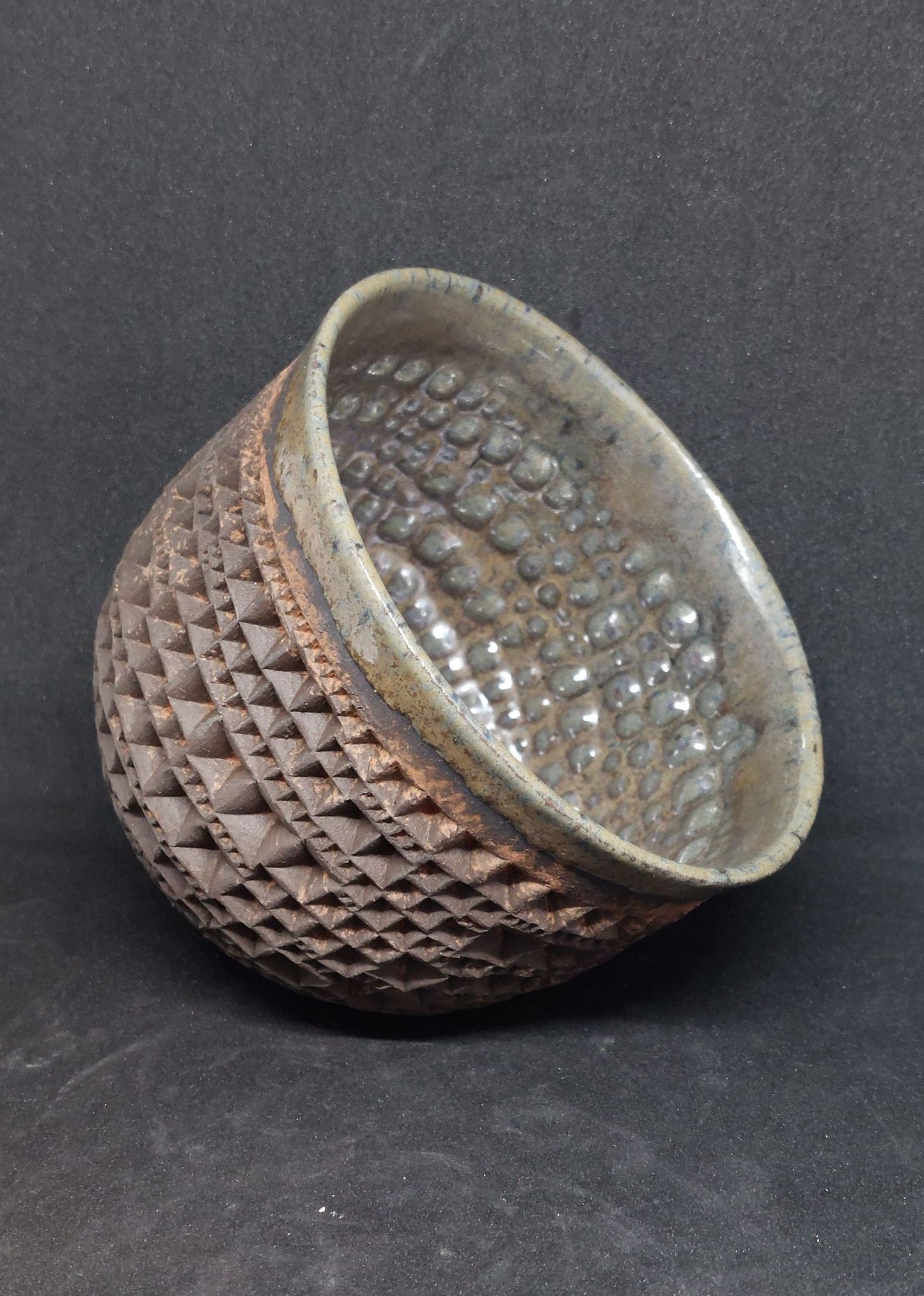 Black bowl on red and brown clay - Babel motif