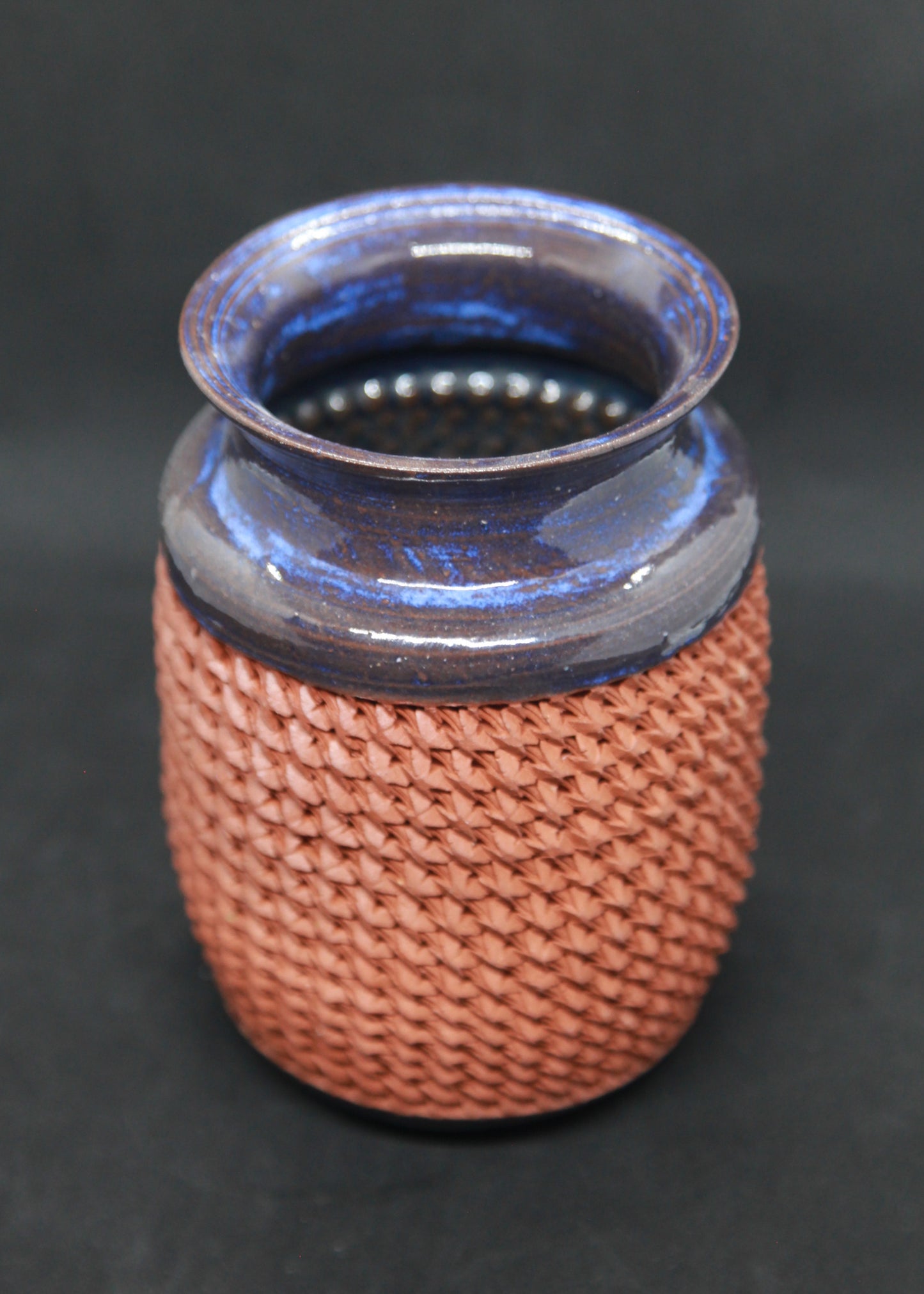 Vase bleu sur terre rouge - motif tressage