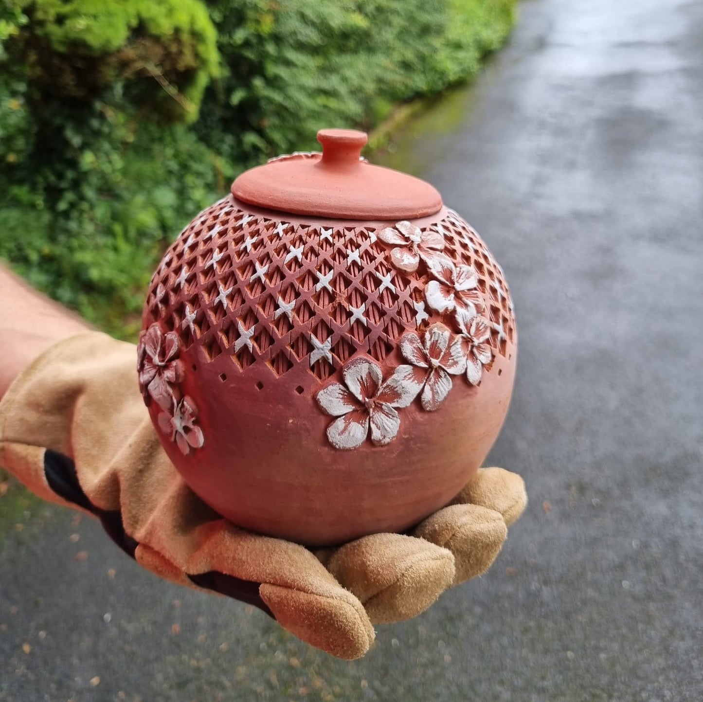 Boite à thé engobe rouge de fer sur terre rouge - motifs fleurs & patchwork