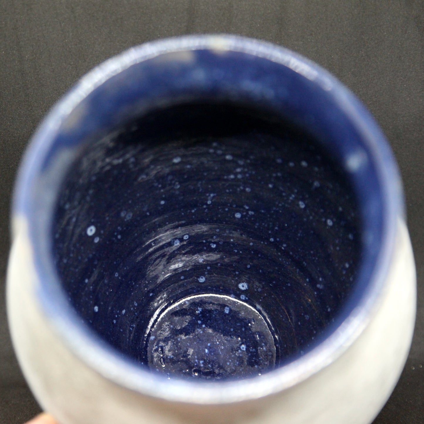 Vase bleu étoilé sur terre noire - surface sigilée