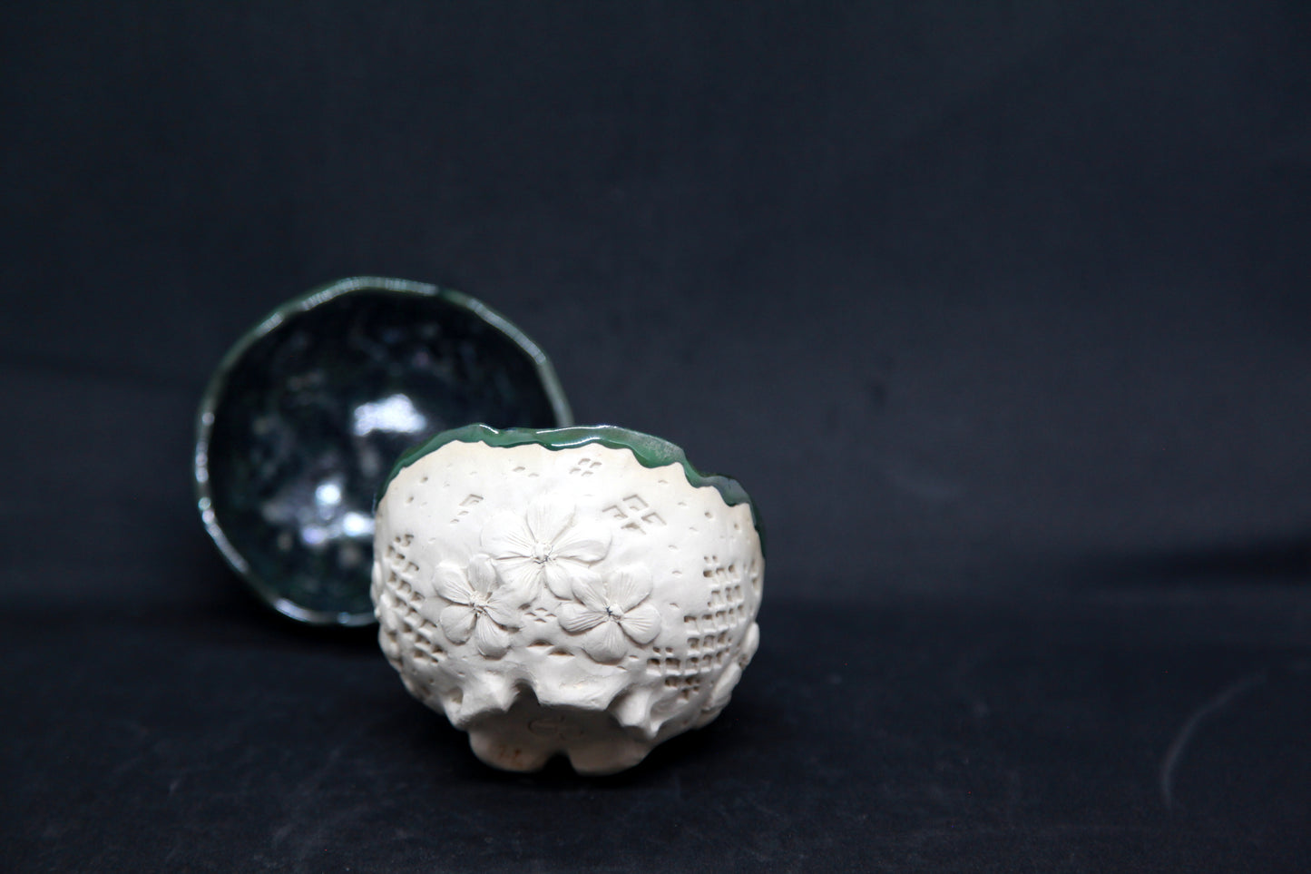 Tasses vertes métalisées sur terre blanche ivoire - motifs de fleurs