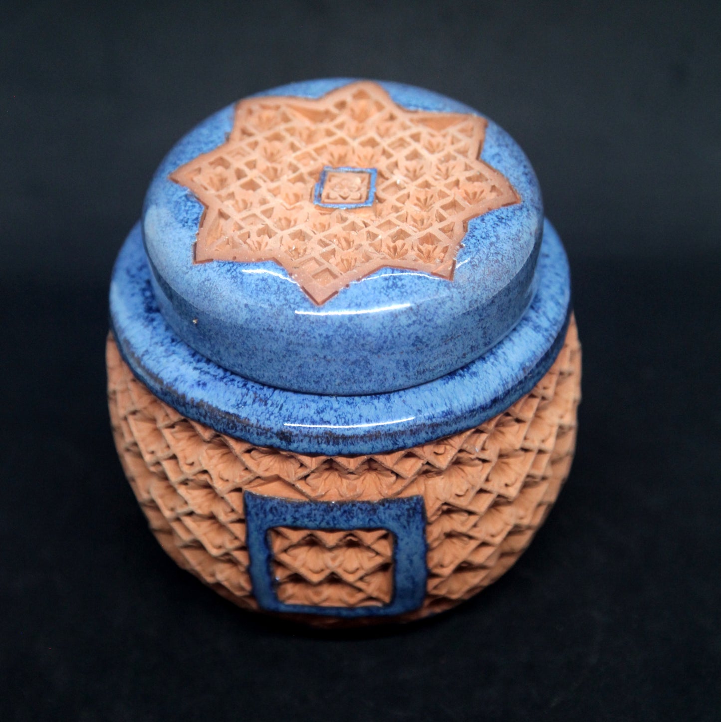 Deep blue tea box on red clay - braiding pattern