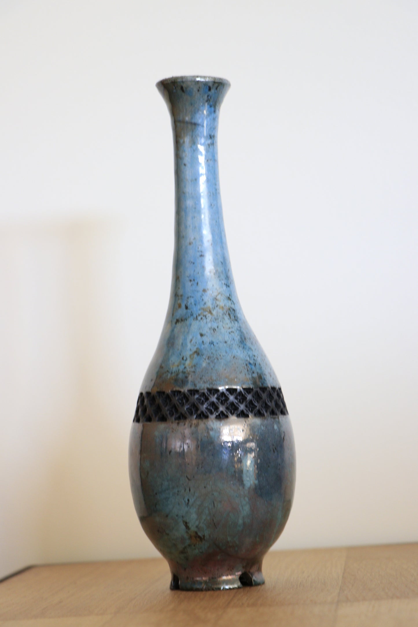 Vase au génie raku turquoise, reflets rosés