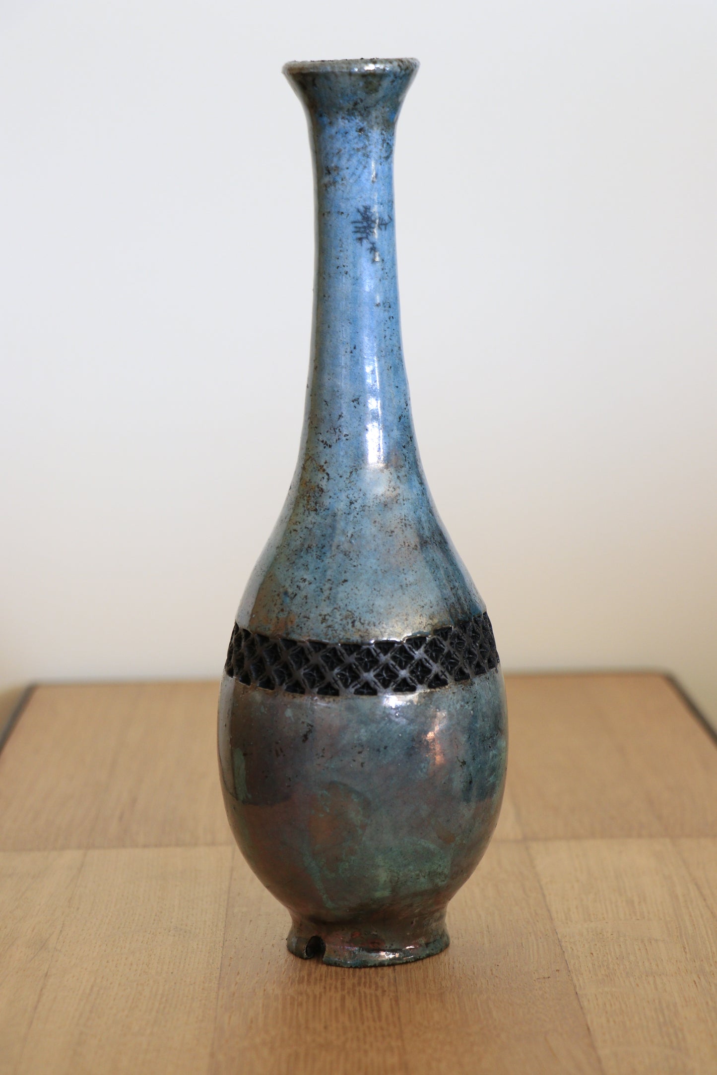 Vase au génie raku turquoise, reflets rosés