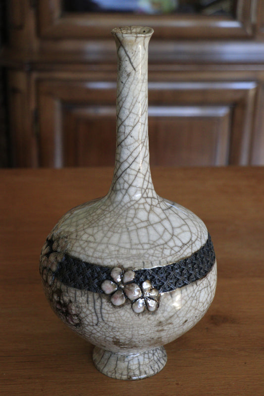 Vase au génie raku blanc craquelé, poésie des fleurs