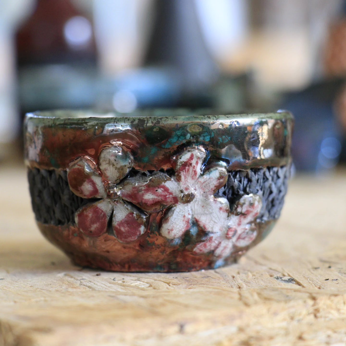 Tasse raku vert et rouge de cuivre, poésie des fleurs