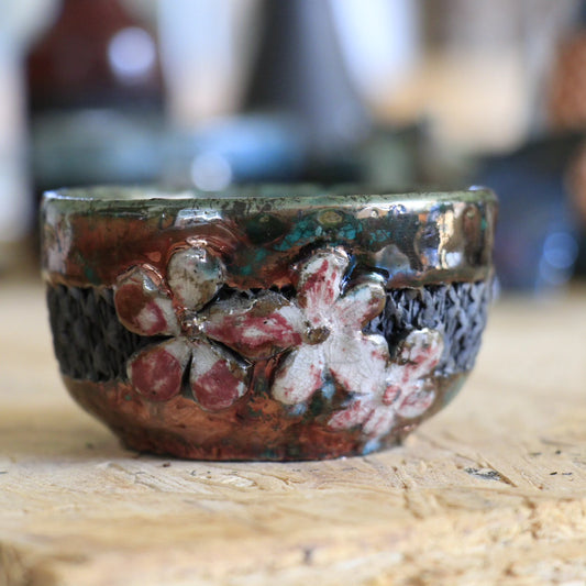 Tasse raku vert et rouge de cuivre, poésie des fleurs