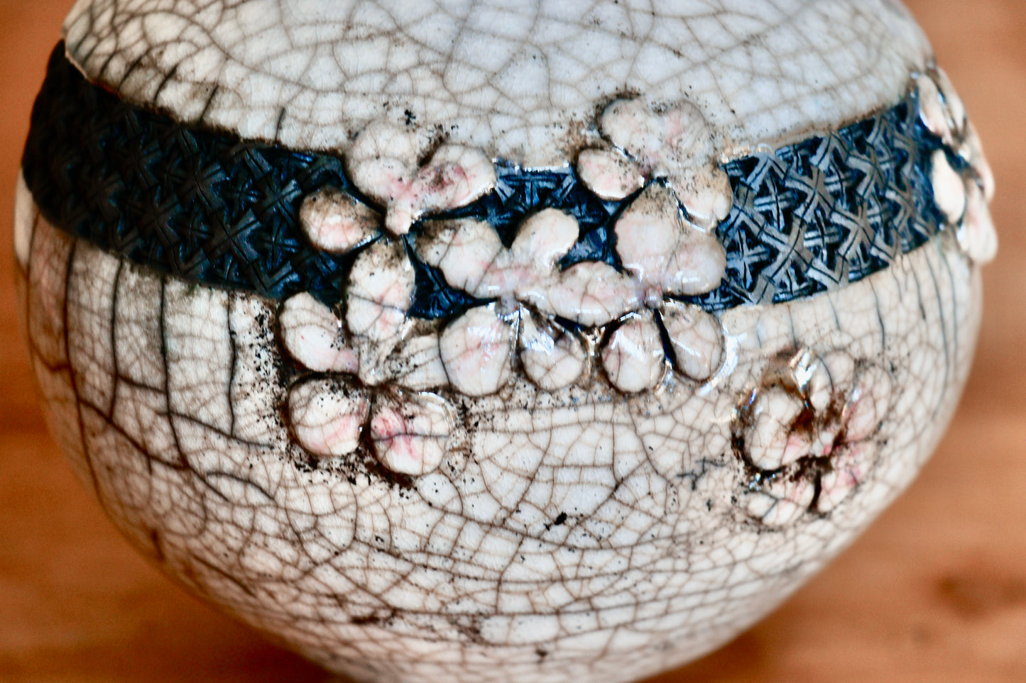 Vase au génie raku blanc craquelé, poésie des fleurs