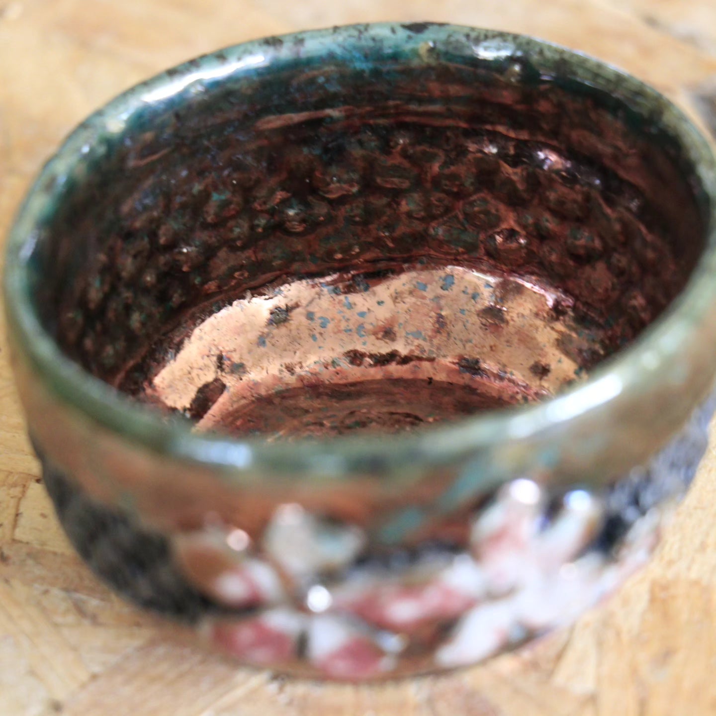 Tasse raku vert et rouge de cuivre, poésie des fleurs