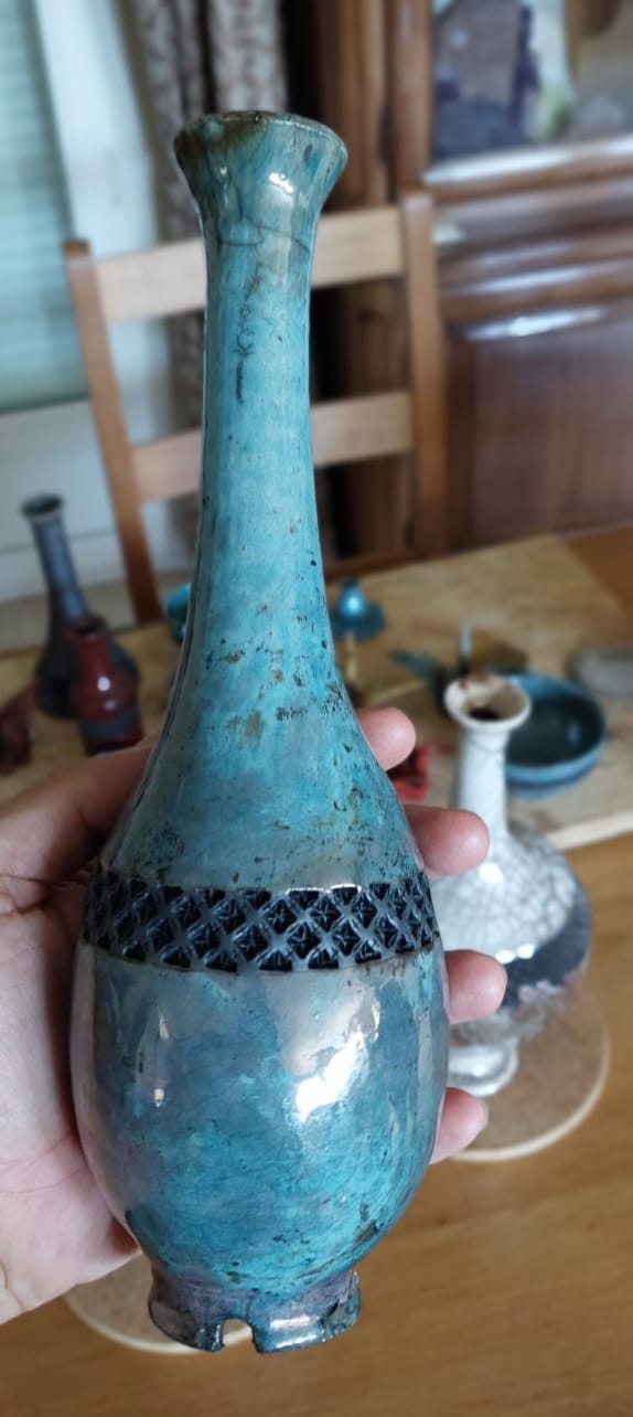 Vase au génie raku turquoise, reflets rosés