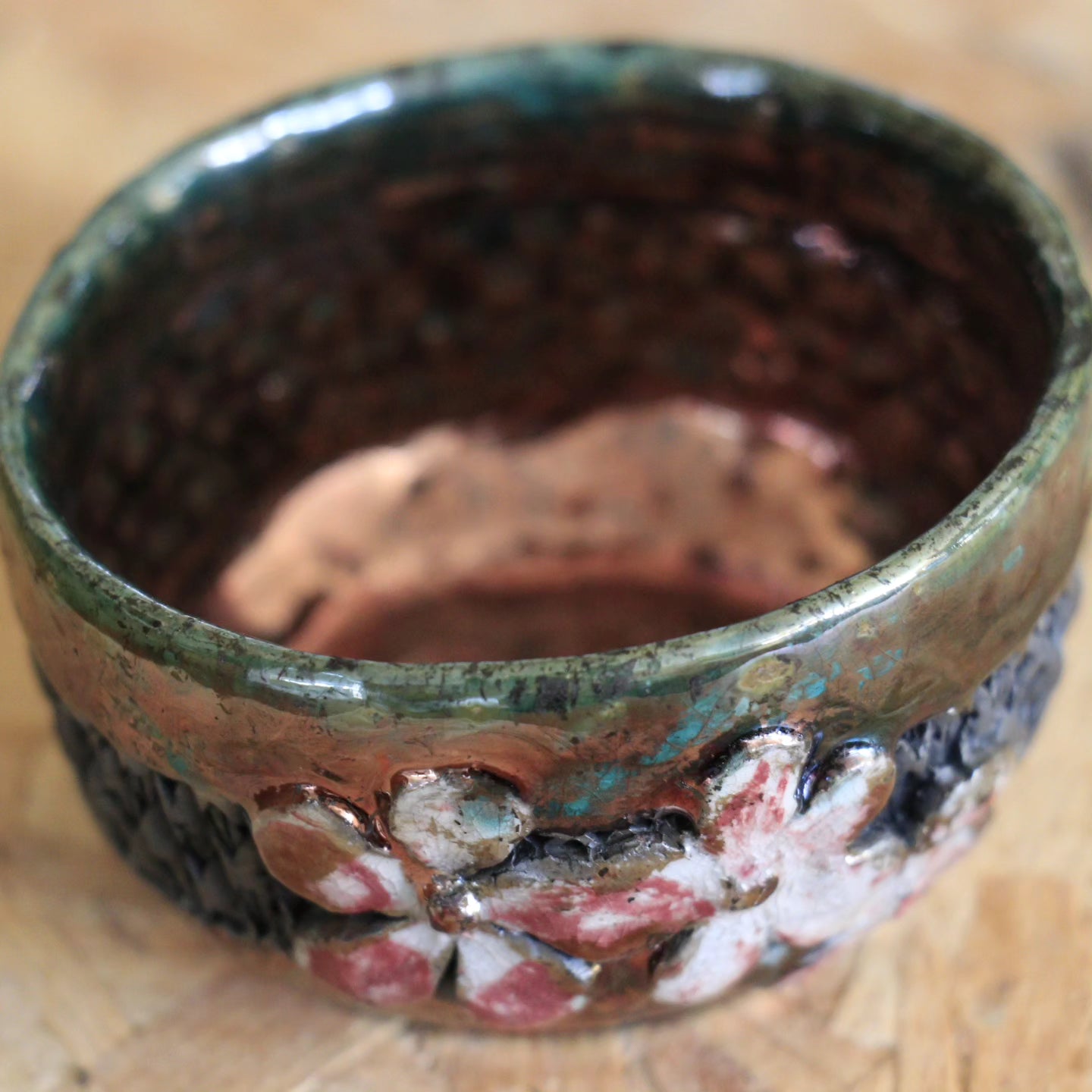 Tasse raku vert et rouge de cuivre, poésie des fleurs