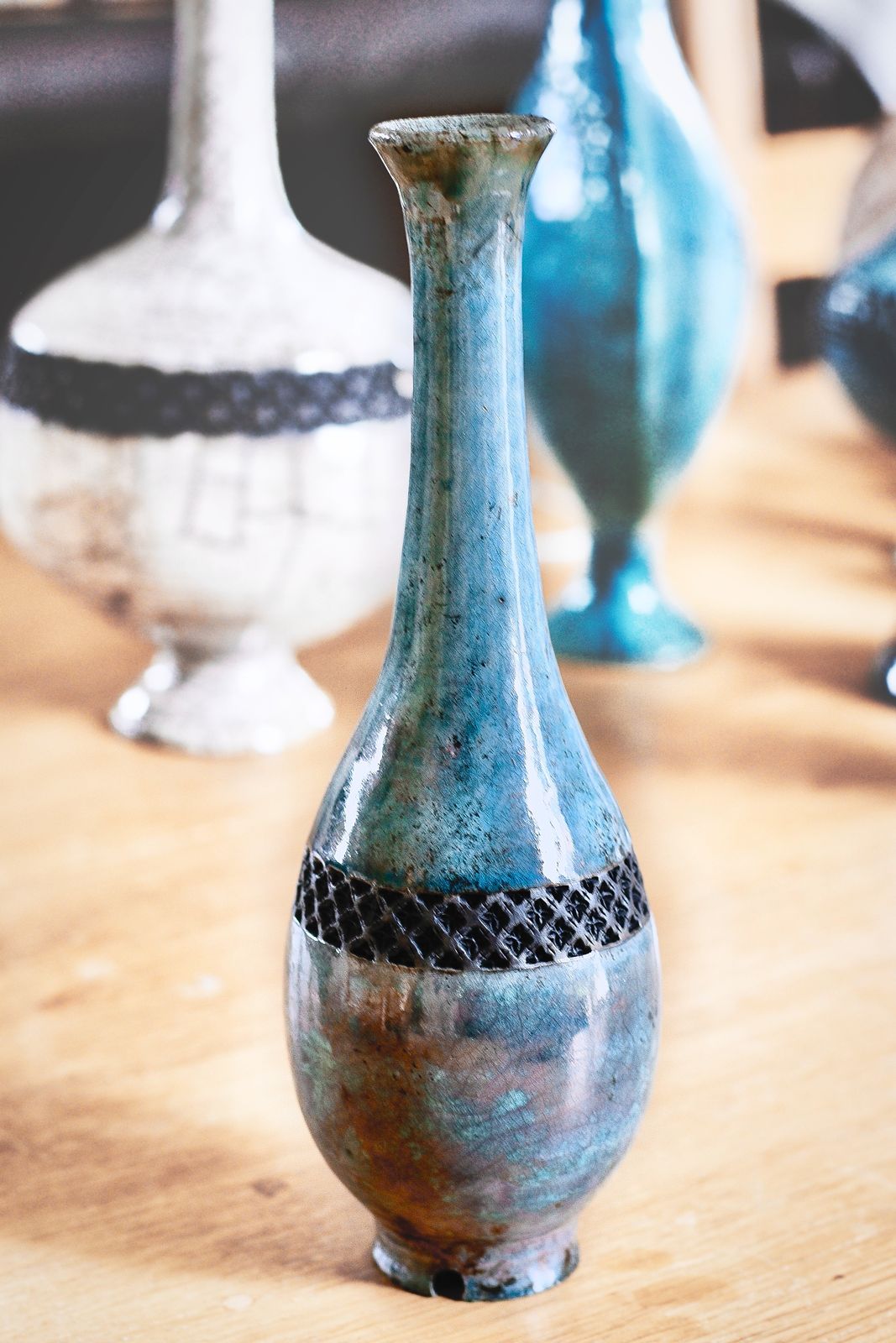 Vase au génie raku turquoise, reflets rosés