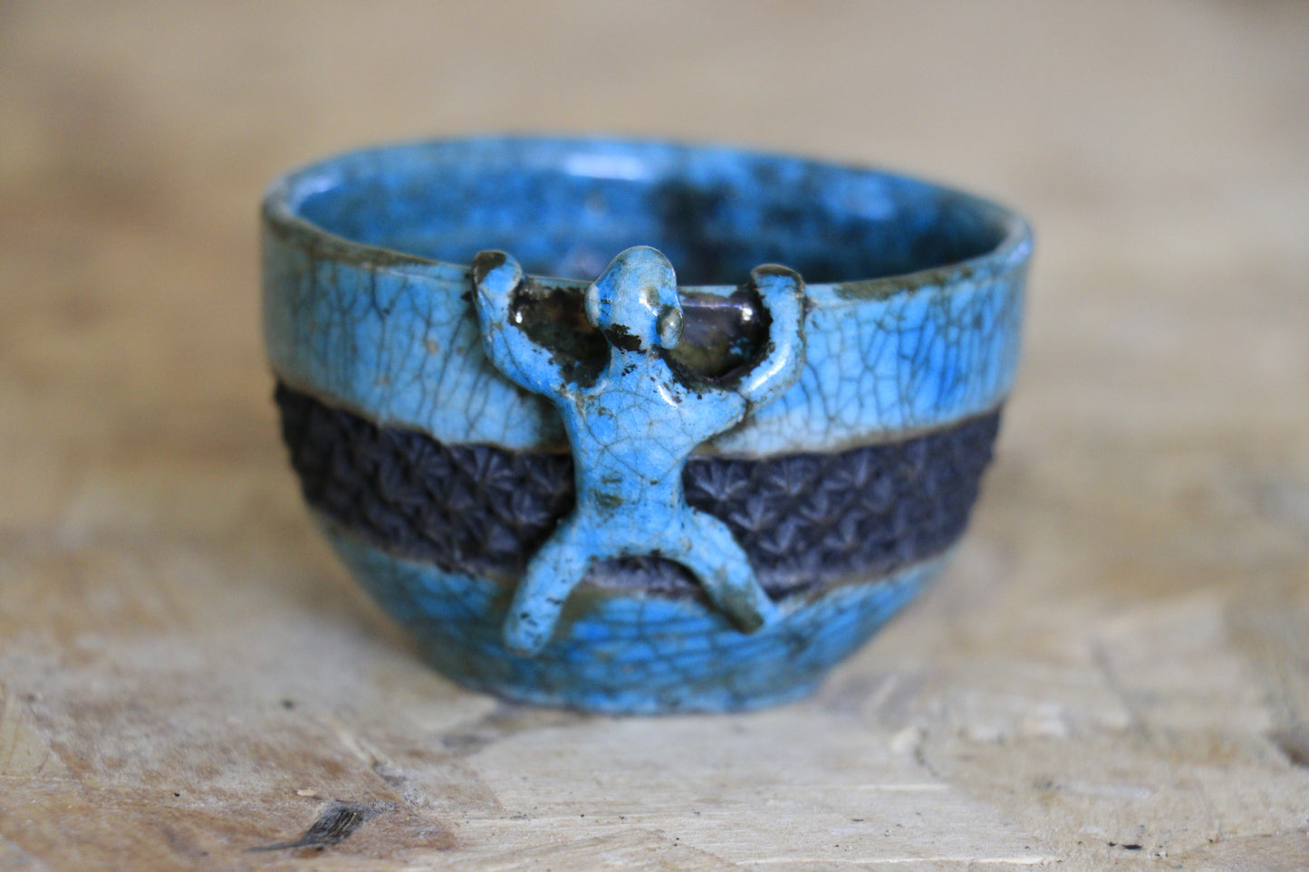 Tasse raku turquoise et noire, avec personnage